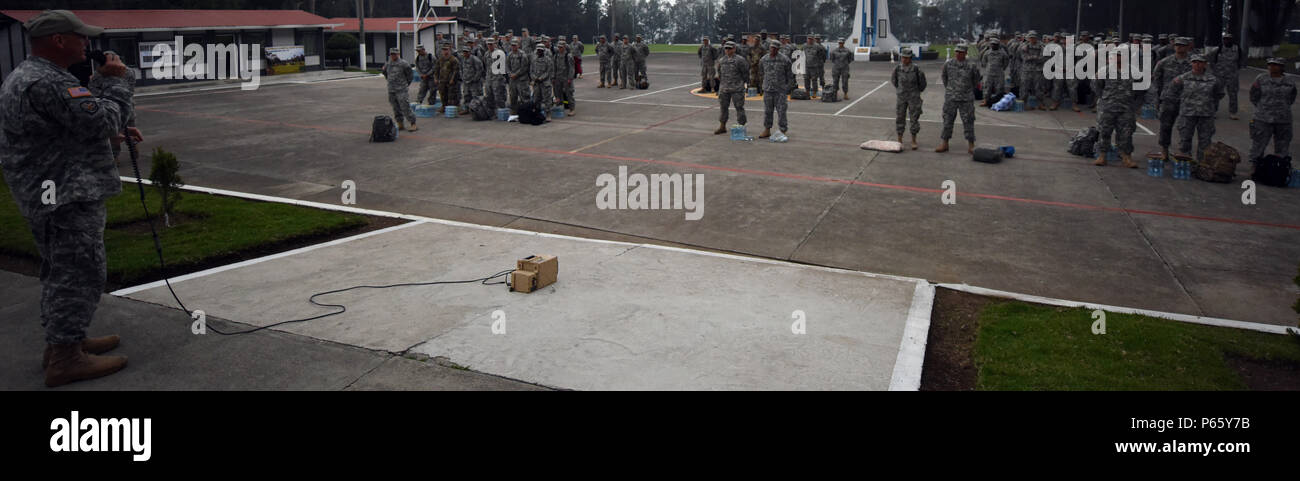 San Marcos, Guatemala-U.S. Le Lieutenant-colonel de l'Armée de Darrell Martin, commandant de la Task Force Red Wolf, adresses de la quatrième rotation servicemembers pour arriver le 08 mai 2016 lors de l'exercice AU-DELÀ DE L'HORIZON 2016 AU GUATEMALA. Environ 200 militaires sont arrivés, pour poursuivre la mission. Banque D'Images