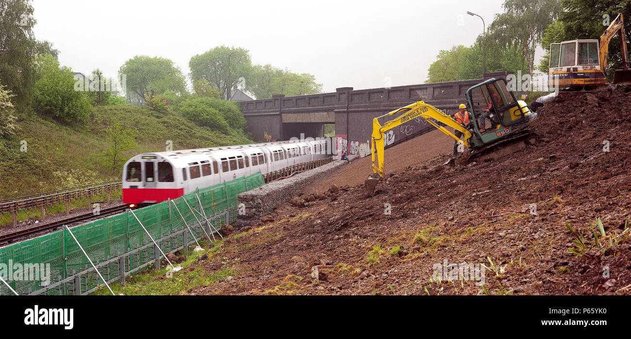 Earthworks adjacente à la section de la surface de la ligne de chemin de fer London Underground. Le nord de Londres, Royaume-Uni. Banque D'Images