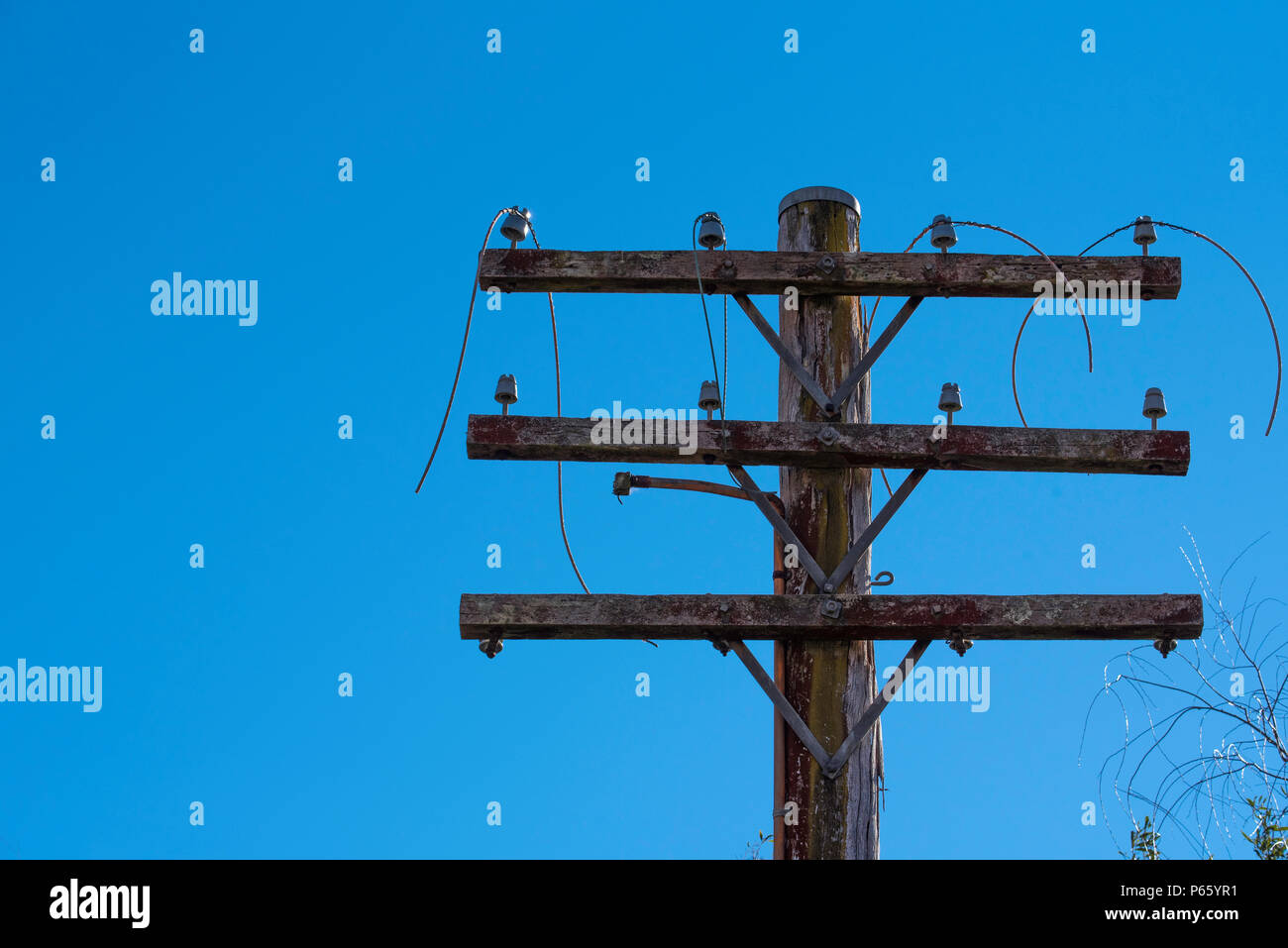 Un vieux et délabrés, débranché l'alimentation de l'électricité dans le pays pôle Sud, Australie avec dangling wire Banque D'Images