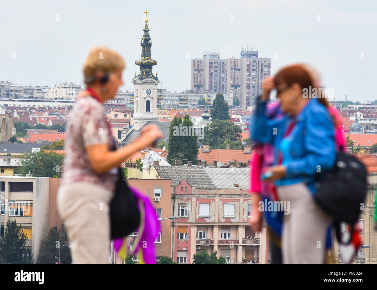 Novi Sad, Serbie 26 juin 2018 touristes chinois prendre des photos et faire des autoportraits à Novi Sad photo Nenad Mihajlovic Banque D'Images