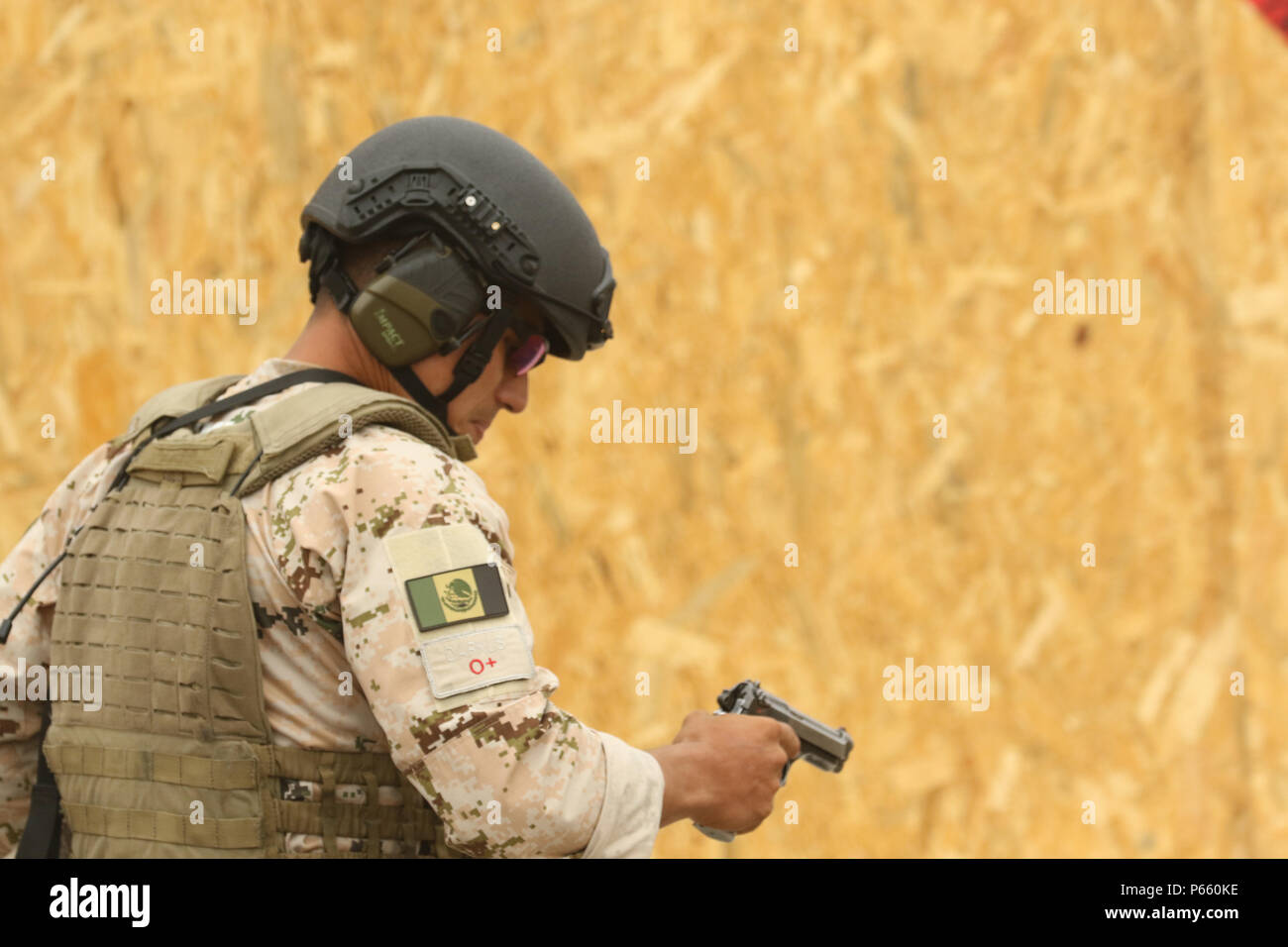 Un concurrent mexicain clips changements lors d'un assaut par équipe 4 mai 2016 dans le cadre de Fuerzas Comando à Ancon, le Pérou. Grâce à une compétition amicale, cet exercice favorise les relations militaires, l'augmentation des connaissances, formation et améliore la sécurité régionale. (U.S. Photo de l'armée par le sergent. Tchad Menegay/libérés) Banque D'Images