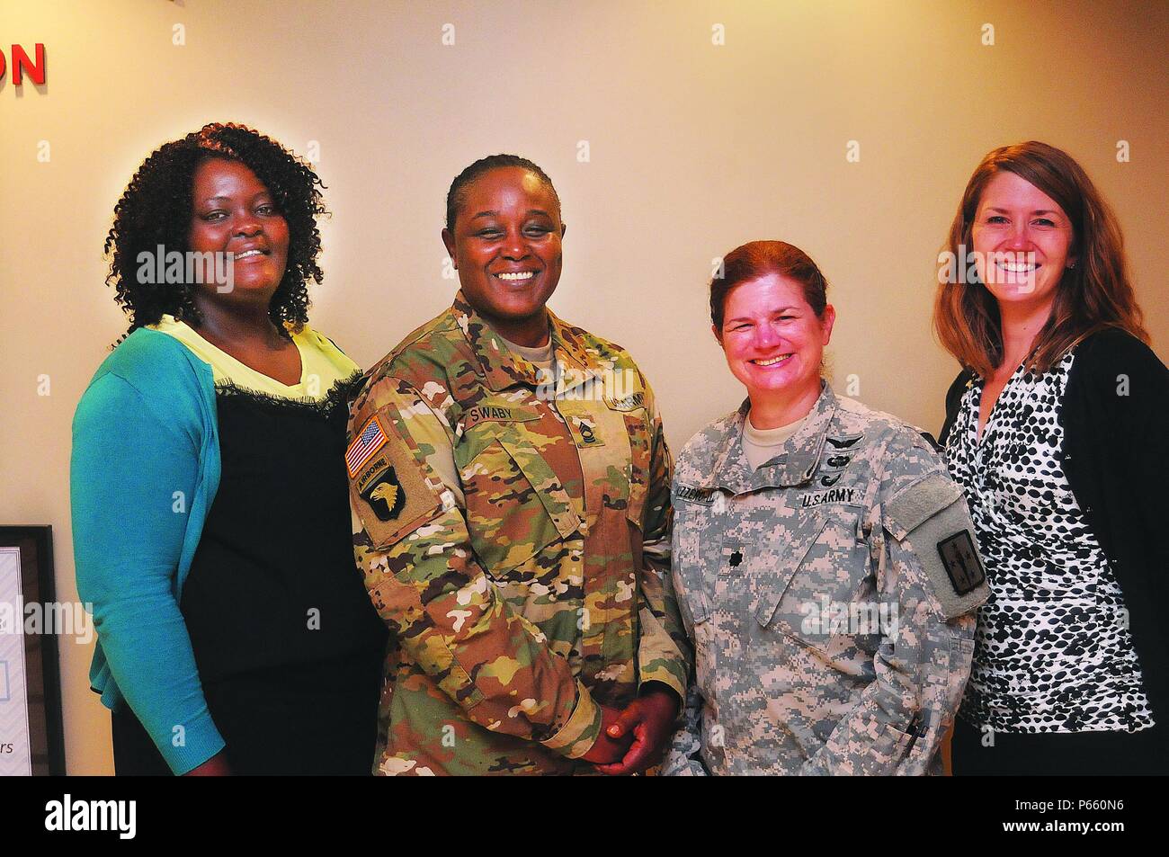 Khalida Willoughby, la promotion de la santé des opérations du Maître ; Le Sgt. Glenore Reid-Swaby Squizzero-Lee et le lieutenant-colonel Melissa, Fort Lee Prêt et résilient Bureau de campagne ; et Claire Dermer, opérations de promotion de la Santé ; Bureau collaborent souvent au cours d'efforts pour accroître la connaissance des nombreux programmes de santé et de bien-être et des services offerts aux membres de la communauté. Banque D'Images