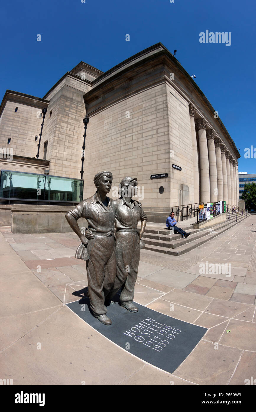 Les femmes d'acier sculpture, commémorant les femmes de Sheffield qui a travaillé dans l'industrie de l'acier de la PREMIÈRE GUERRE MONDIALE ET LA DEUXIÈME GUERRE MONDIALE, de l'Hôtel de ville vue fisheye, Sheffield Banque D'Images