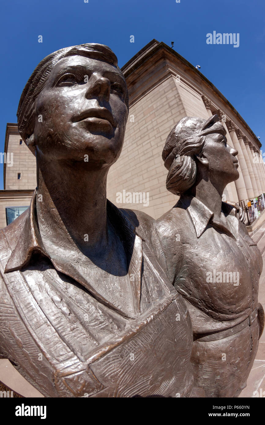 Les femmes d'acier sculpture de bronze, vue fisheye, honorant les femmes de Sheffield qui a travaillé dans l'industrie de l'acier dans les deux guerres mondiales, close-up Banque D'Images