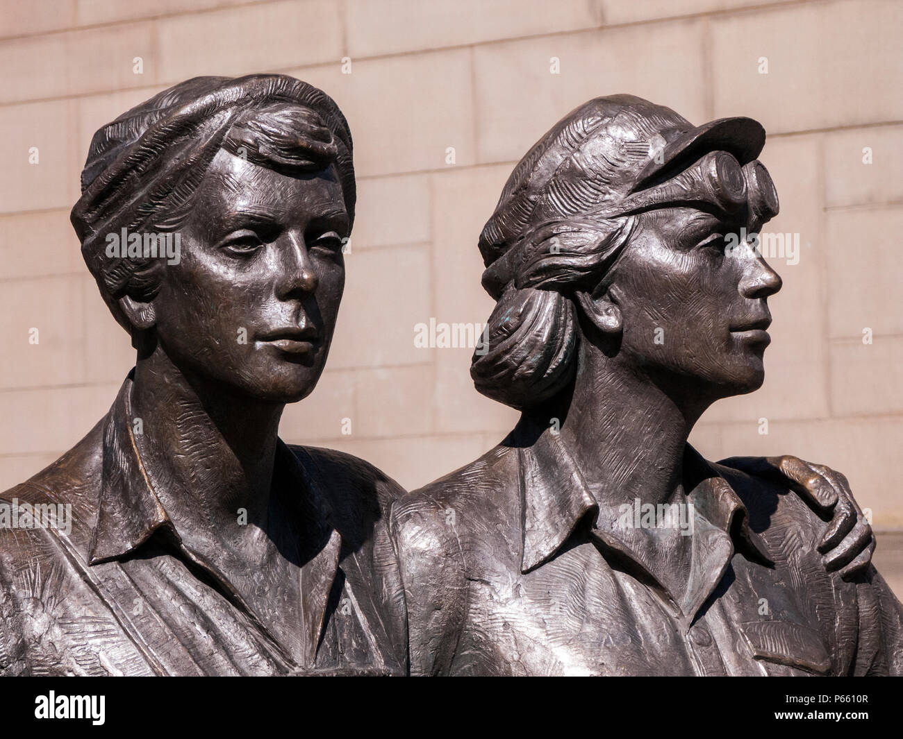 Les femmes d'acier, sculpture en bronze, commémorant les femmes de Sheffield qui a travaillé dans l'industrie de l'acier au cours de la PREMIÈRE GUERRE MONDIALE ET LA DEUXIÈME GUERRE MONDIALE, close-up Banque D'Images
