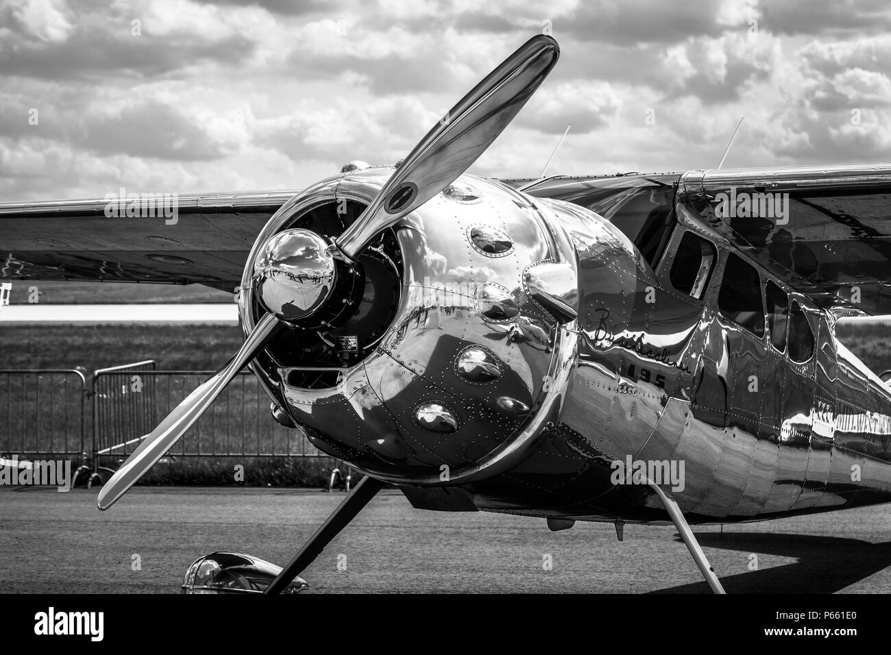 Personnel de la lumière et avions d'affaires Cessna 195A par Midwest Airlines sur l'aérodrome. Noir et blanc. Exposition salon ILA à 2018. Banque D'Images
