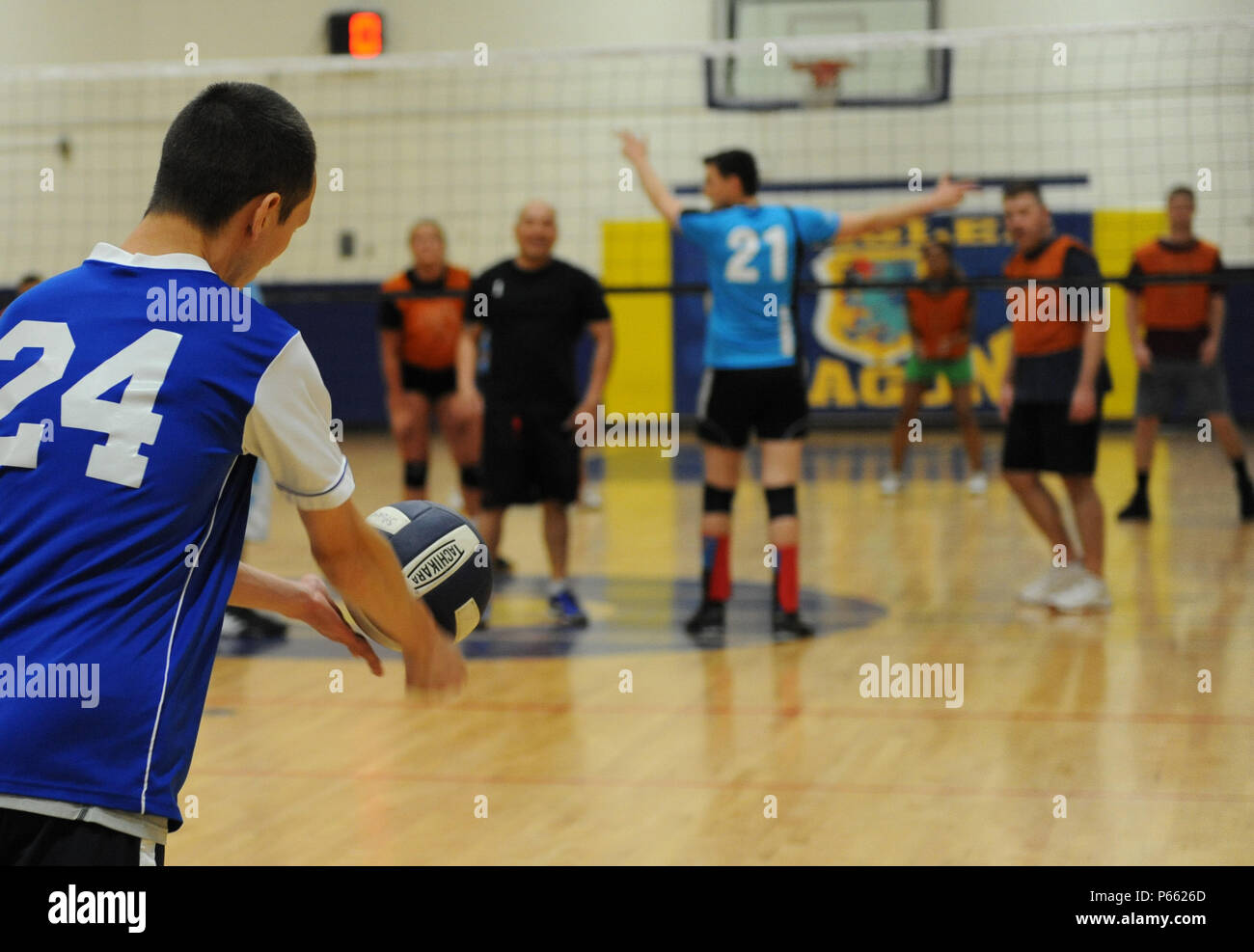 Le s.. Mark Detwiler, 85e Escadron de radar au sol de l'installation d'ingénierie technicien de maintenance, sert la balle pendant le match de championnat de volley-ball intra-muros au Blake centre de remise en forme, le 14 avril 2016, Base aérienne de Keesler, mademoiselle La 85e défaite de l'EIE La 81e Escadron d'appui à la formation, 2-1, pour remporter le championnat intra-muros. (U.S. Air Force photo par Kemberly Groue) Banque D'Images