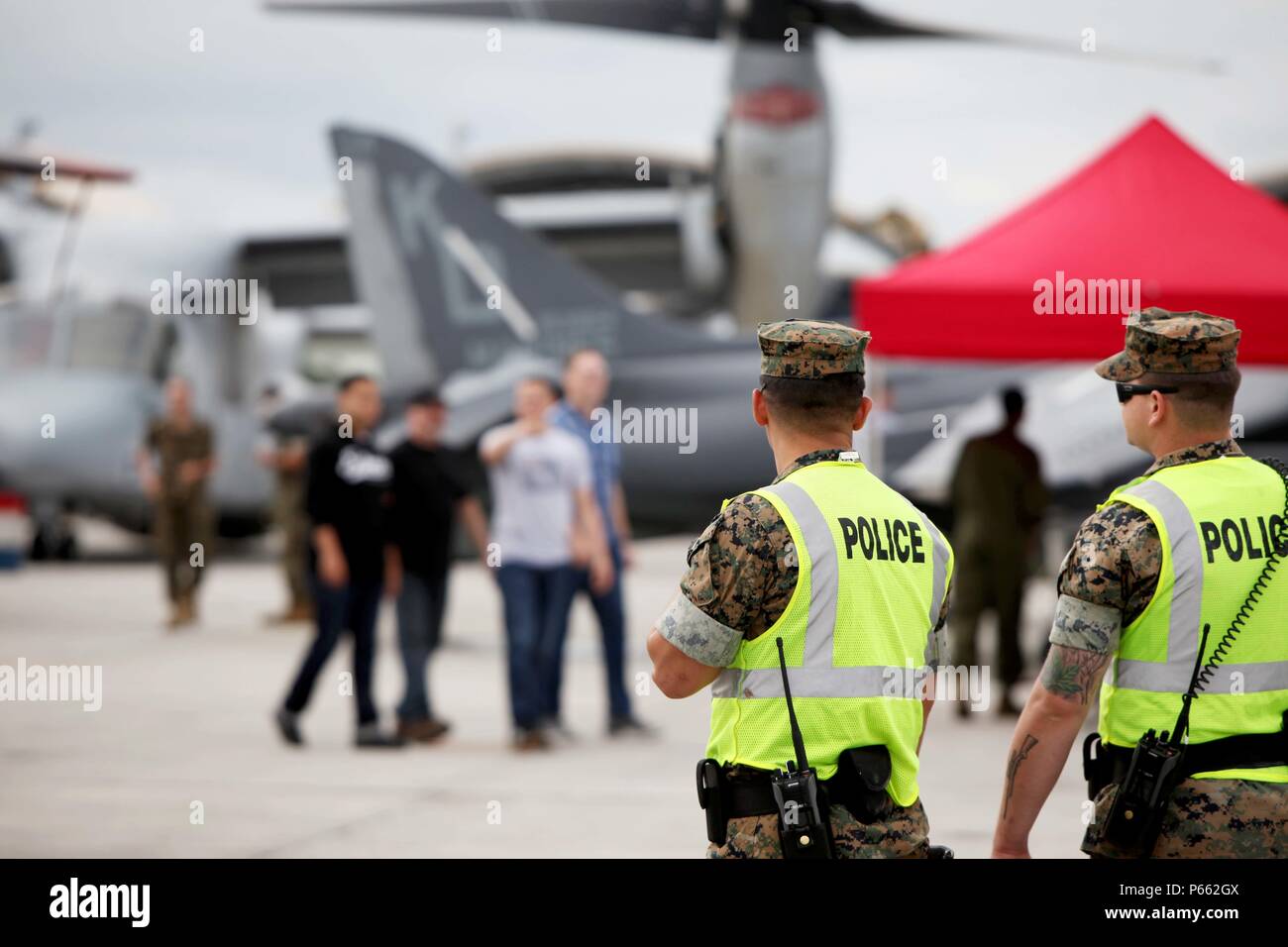 Les membres du bureau du grand prévôt d'assurer la sécurité au 2016 MCAS Cherry Point Air Show - "depuis 75 ans" au Marine Corps Air Station Cherry Point, N.C., 29,30 Avril et 1er mai 2016. Cette année, l'air show célébré MCAS Cherry Point et 2nd Marine Aircraft Wing's 75e anniversaires et les 40 expositions statiques, 17 artistes de l'antenne et un concert. Banque D'Images