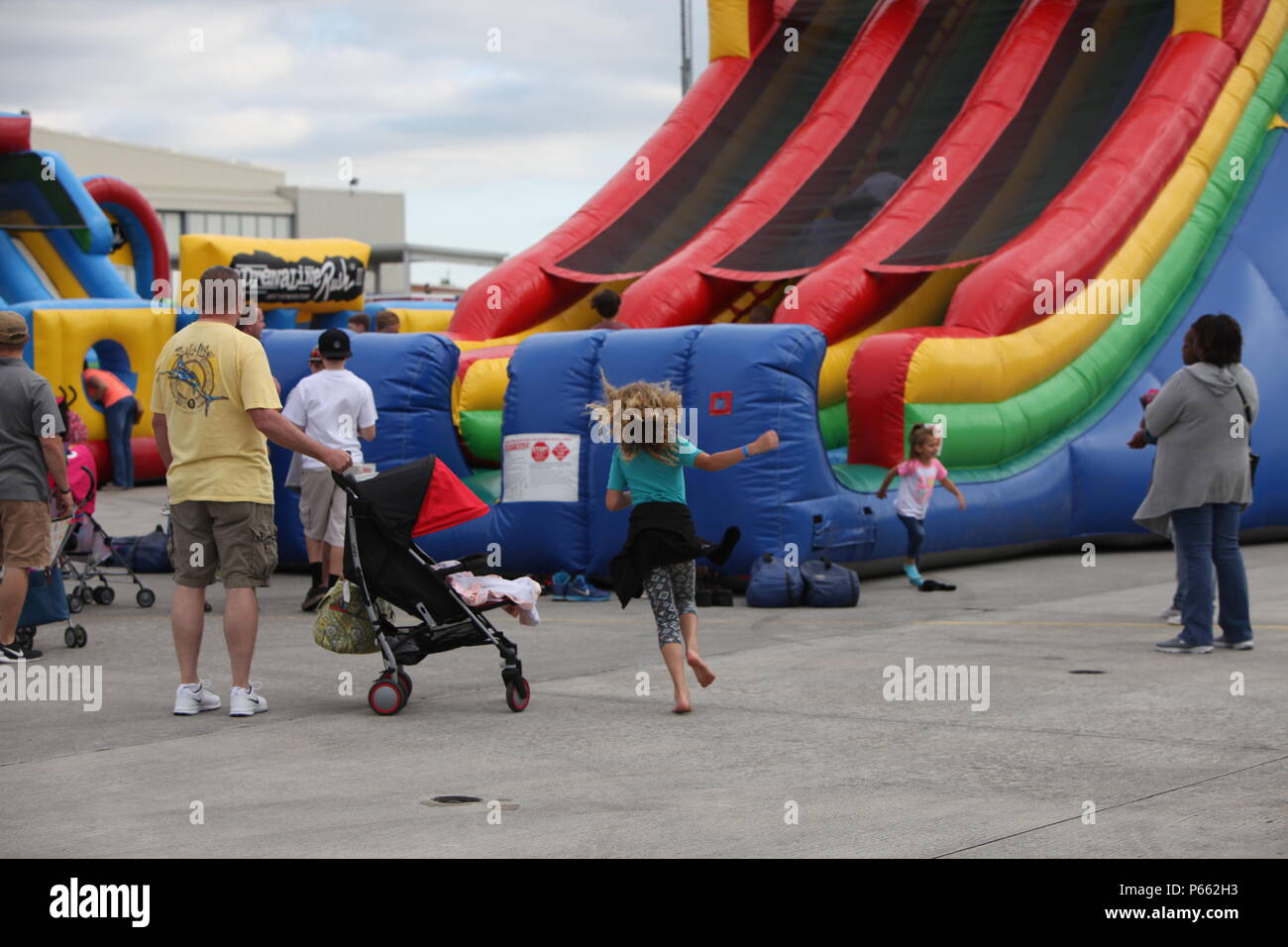 Les enfants jouent sur des maisons et des murs de pierre gonflable dans le kid zone au 2016 MCAS Cherry Point Air Show - "depuis 75 ans" au Marine Corps Air Station Cherry Point, N.C., 29 avril 2016. Cette année, l'air show célébré MCAS Cherry Point et 2nd Marine Aircraft Wing's 75e anniversaires et les 40 expositions statiques, 17 artistes de l'antenne et un concert. Banque D'Images