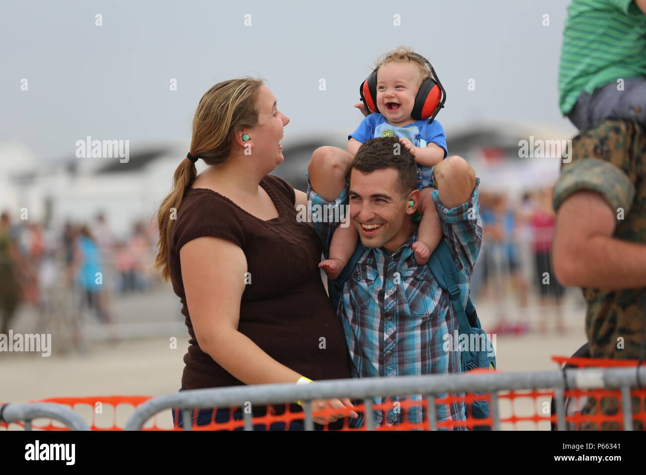 Une famille aime regarder la U.S. Navy Blue Angels effectuer au 2016 Marine Corps Air Station Cherry Point Air Show - "depuis 75 ans" au MCAS Cherry Point, N.C., 1er mai 2016. Cette année, l'air show célébré MCAS Cherry Point et 2nd Marine Aircraft Wing's 75e anniversaires et les 40 expositions statiques, 17 artistes de l'antenne et un concert. (U.S. Marine Corps photo par Lance Cpl. Gibson Mackenzie/ publié) Banque D'Images