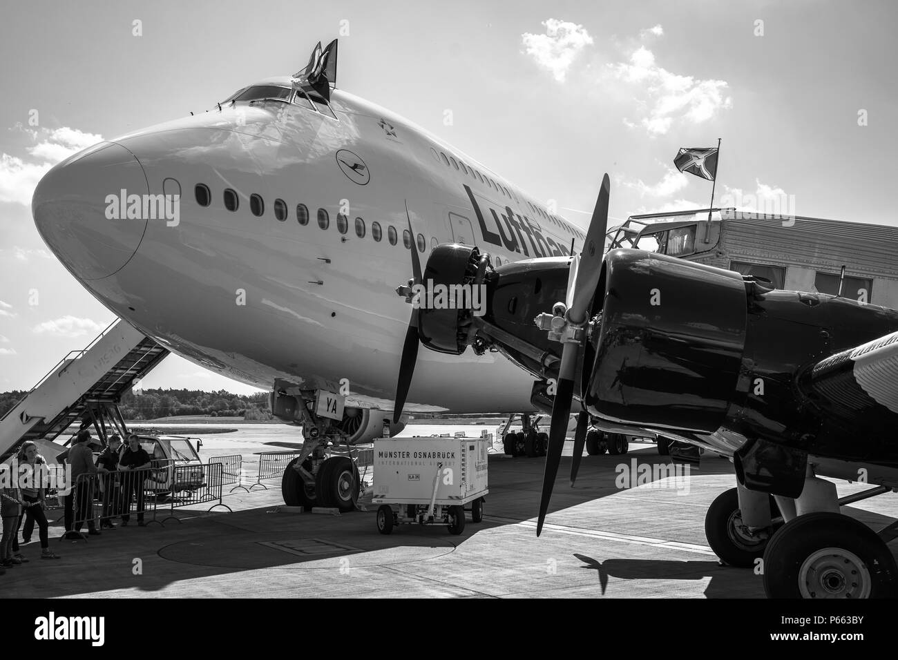 Avions de Transport Junkers Ju 52/3m (premier plan) et l'avion de ligne gros-porteurs Boeing 747-8 (arrière-plan). Banque D'Images