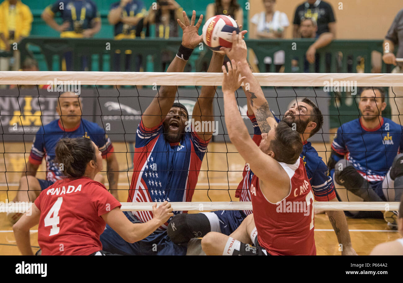 Vétéran de l'armée américaine Alexander Shaw, centre gauche, et vétéran de l'US Air Force Nicholas Dadgostar, centre droit jouer la balle contre le Canada lors de la compétition de volleyball assis lors d'Invictus 2016 au Jeux ESPN Wide World of Sports à Walt Disney World, Orlando, Floride, le 7 mai 2016. Sont également sur la photo U.S. Special Operations Command Sgt. 1re classe Alfred Martinez, à gauche de l'armée américaine et vétéran Robbie Gaup, droite. L'Invictus Jeux sont la version du Royaume-Uni du guerrier Jeux, réunissant les anciens combattants blessés de 14 pays pour les événements dont l'athlétisme, le tir à l'arc, wheelch Banque D'Images