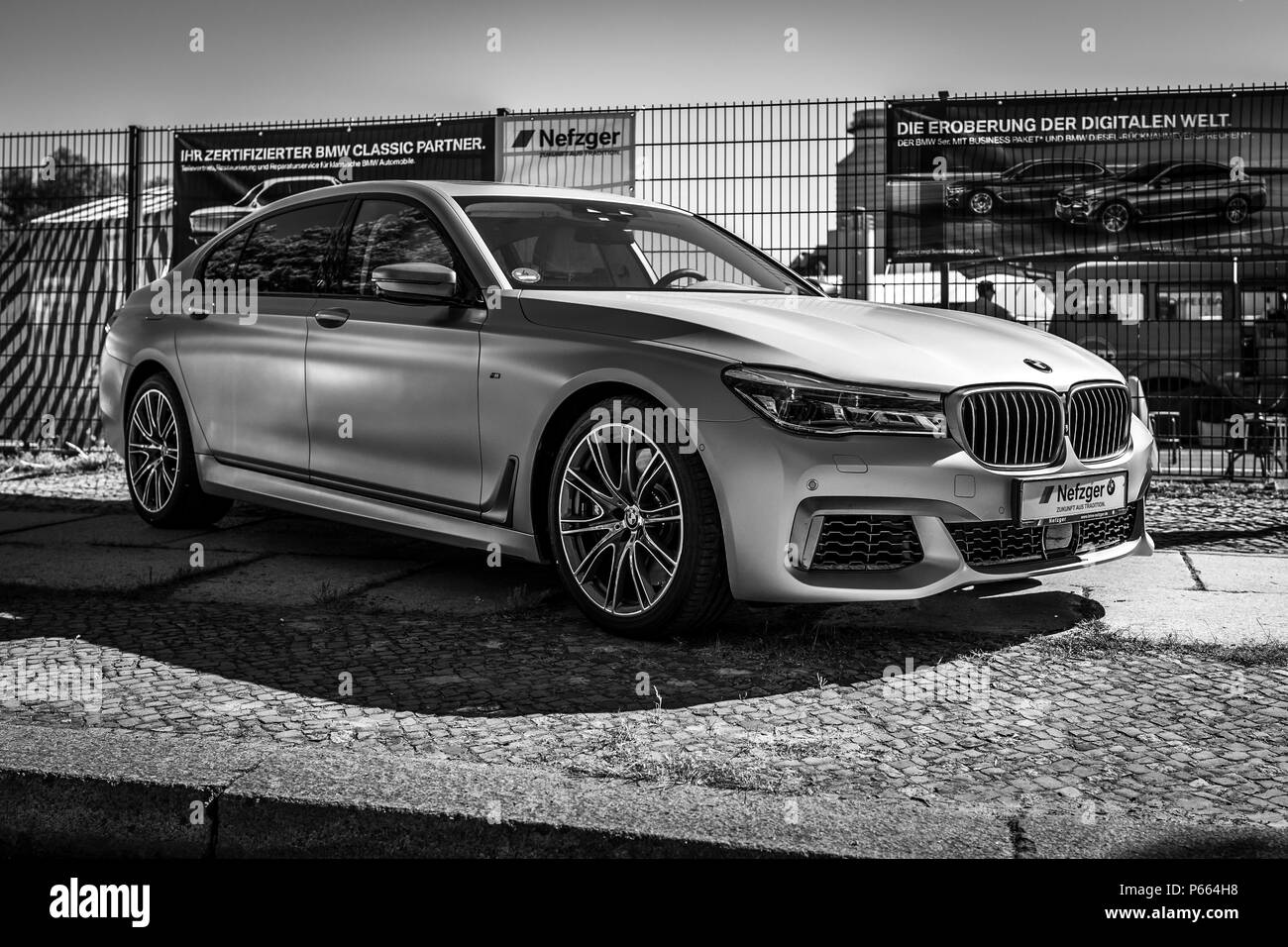 BERLIN - Mai 06, 2018 : voiture de luxe pleine grandeur M BMW760Li xDrive. Noir et blanc. 31 Exposition. 31 Berlin-Brandenbur Oldtimertage (Berlin-Brandebourg Banque D'Images