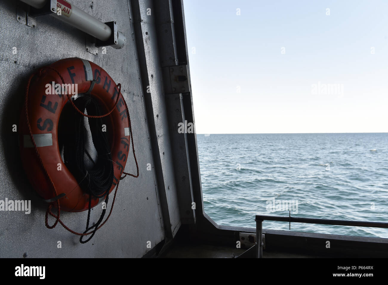 La Marine américaine M/V Sea Fighter (FSF-1) navigue au large des côtes de la Floride le 6 mai 2016, lors de l'exercice Emerald Warrior 16. Emerald Warrior est un commandement des opérations spéciales des États-Unis a parrainé au cours de laquelle l'exercice de répétition de mission des forces d'opérations spéciales interarmées train pour répondre aux nouvelles menaces dans le monde réel et. (U.S. Photo de l'Armée de l'air par la Haute Airman Logan Carlson) Banque D'Images