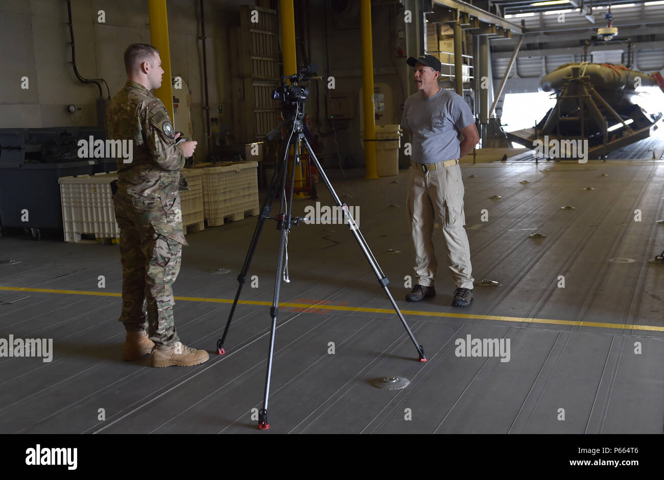U.S. Air Force d'un membre de la 1re classe Joshua Hoskins, combattre avec la 3e chaîne de l'Escadron de la Caméra de combat, Joint Base San Antonio-Lackland, Texas, interviews Brad Hopkins, maître de navire de la Marine américaine M/V Sea Fighter (FSF-1) au large des côtes de la Floride le 6 mai 2016, lors de l'exercice Emerald Warrior 16. Emerald Warrior est un commandement des opérations spéciales des États-Unis a parrainé au cours de laquelle l'exercice de répétition de mission des forces d'opérations spéciales interarmées train pour répondre aux nouvelles menaces dans le monde réel et. (U.S. Photo de l'Armée de l'air par la Haute Airman Logan Carlson) Banque D'Images