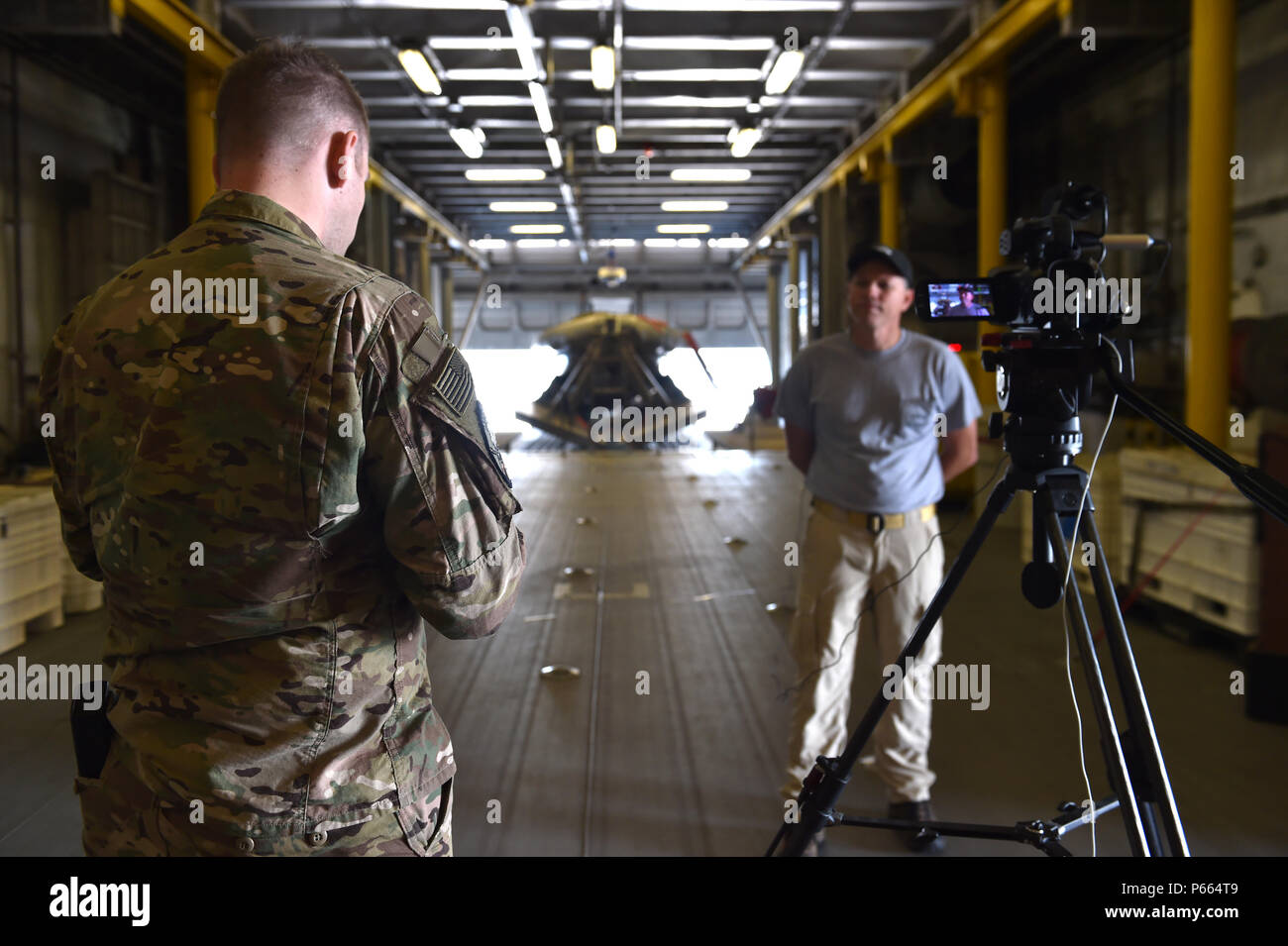 U.S. Air Force d'un membre de la 1re classe Joshua Hoskins, combattre avec la 3e chaîne de l'Escadron de la Caméra de combat, Joint Base San Antonio-Lackland, Texas, interviews Brad Hopkins, maître de navire de la Marine américaine M/V Sea Fighter (FSF-1) au large des côtes de la Floride le 6 mai 2016, lors de l'exercice Emerald Warrior 16. Emerald Warrior est un commandement des opérations spéciales des États-Unis a parrainé au cours de laquelle l'exercice de répétition de mission des forces d'opérations spéciales interarmées train pour répondre aux nouvelles menaces dans le monde réel et. (U.S. Photo de l'Armée de l'air par la Haute Airman Logan Carlson) Banque D'Images