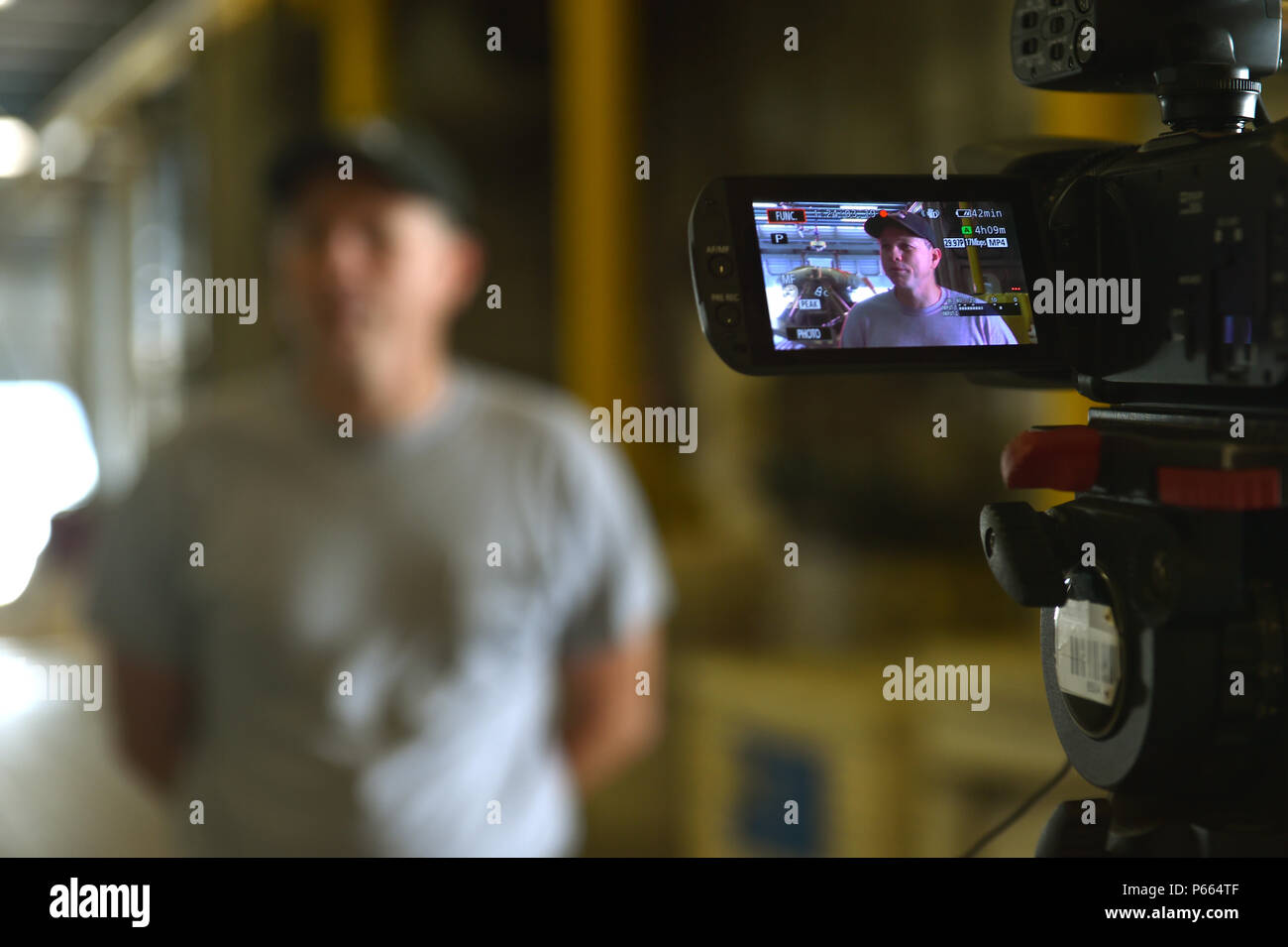 U.S. Air Force d'un membre de la 1re classe Joshua Hoskins, combattre avec la 3e chaîne de l'Escadron de la Caméra de combat, Joint Base San Antonio-Lackland, Texas, interviews Brad Hopkins, maître de navire de la Marine américaine M/V Sea Fighter (FSF-1) au large des côtes de la Floride le 6 mai 2016, lors de l'exercice Emerald Warrior 16. Emerald Warrior est un commandement des opérations spéciales des États-Unis a parrainé au cours de laquelle l'exercice de répétition de mission des forces d'opérations spéciales interarmées train pour répondre aux nouvelles menaces dans le monde réel et. (U.S. Photo de l'Armée de l'air par la Haute Airman Logan Carlson) Banque D'Images