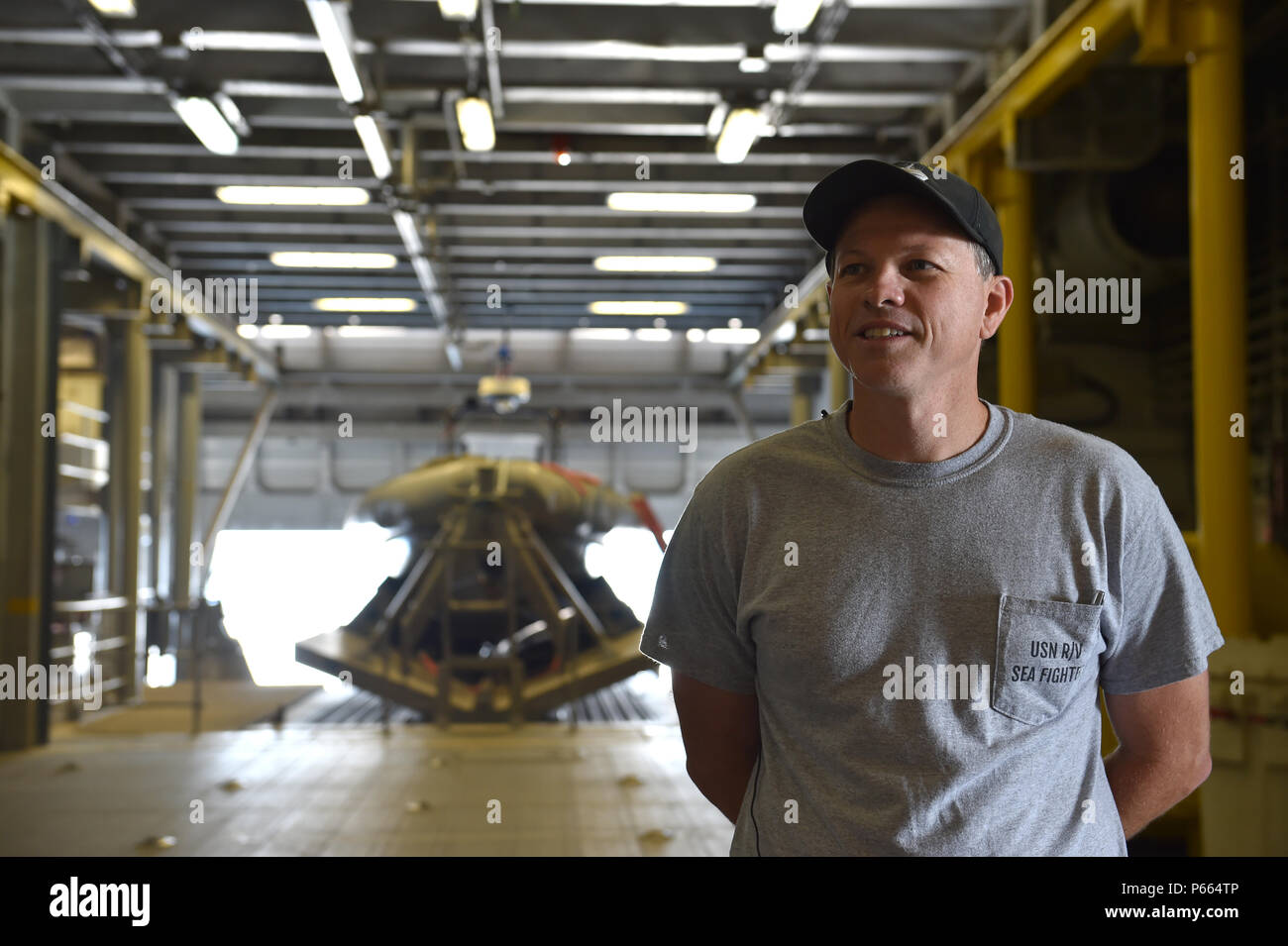 Brad Hopkins, maître de navire de la Marine américaine M/V Sea Fighter (FSF-1) participe à une entrevue au large des côtes de la Floride le 6 mai 2016, lors de l'exercice Emerald Warrior 16. Emerald Warrior est un commandement des opérations spéciales des États-Unis a parrainé au cours de laquelle l'exercice de répétition de mission des forces d'opérations spéciales interarmées train pour répondre aux nouvelles menaces dans le monde réel et. (U.S. Photo de l'Armée de l'air par la Haute Airman Logan Carlson) Banque D'Images