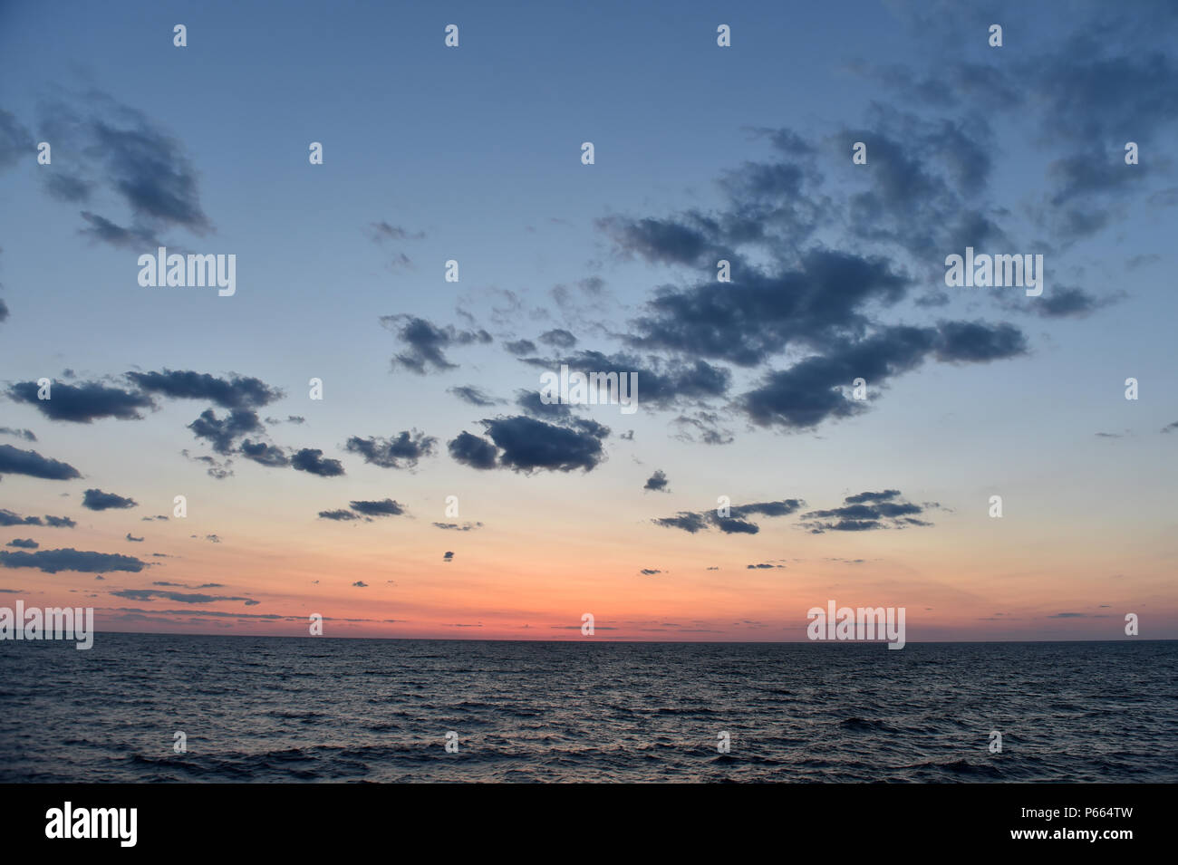 La Marine américaine M/V Sea Fighter (FSF-1) navigue au large des côtes de la Floride le 6 mai 2016, lors de l'exercice Emerald Warrior 16. Emerald Warrior est un commandement des opérations spéciales des États-Unis a parrainé au cours de laquelle l'exercice de répétition de mission des forces d'opérations spéciales interarmées train pour répondre aux nouvelles menaces dans le monde réel et. (U.S. Photo de l'Armée de l'air par la Haute Airman Logan Carlson) Banque D'Images
