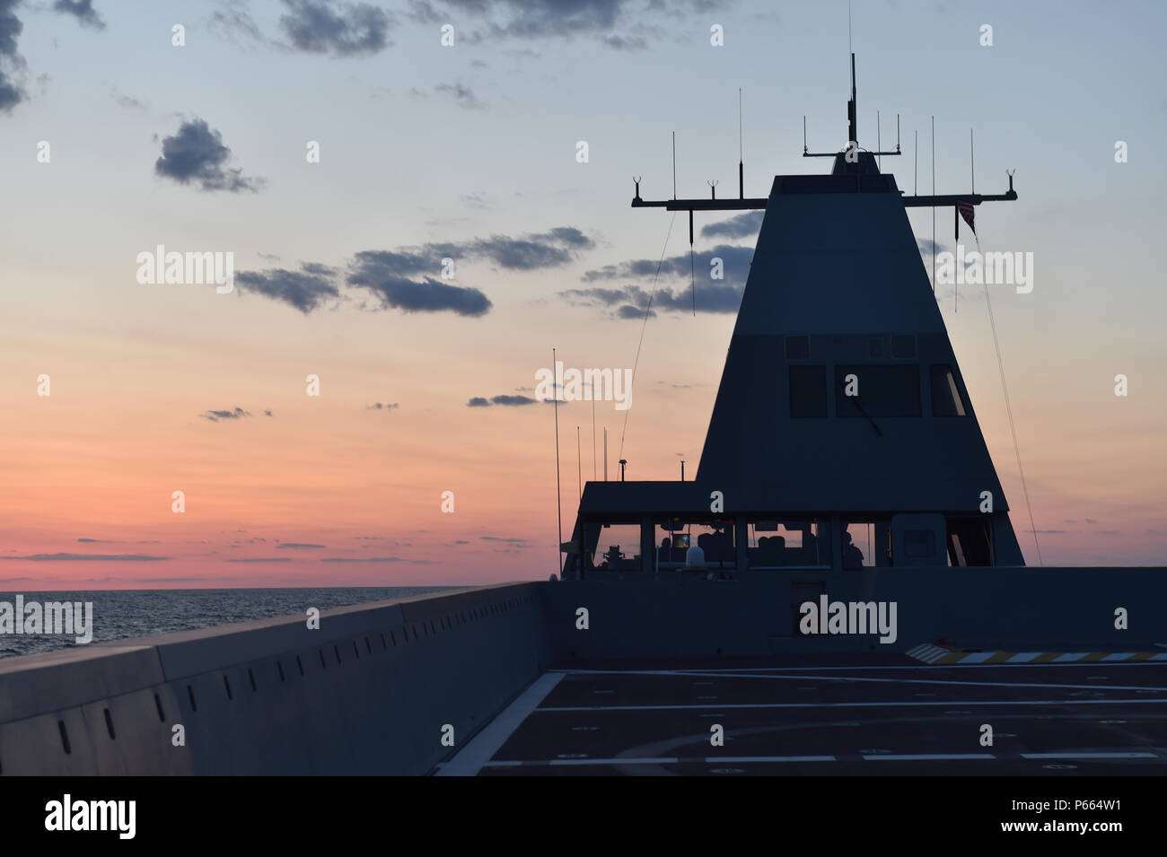 La Marine américaine M/V Sea Fighter (FSF-1) navigue au large des côtes de la Floride le 6 mai 2016, lors de l'exercice Emerald Warrior 16. Emerald Warrior est un commandement des opérations spéciales des États-Unis a parrainé au cours de laquelle l'exercice de répétition de mission des forces d'opérations spéciales interarmées train pour répondre aux nouvelles menaces dans le monde réel et. (U.S. Photo de l'Armée de l'air par la Haute Airman Logan Carlson) Banque D'Images