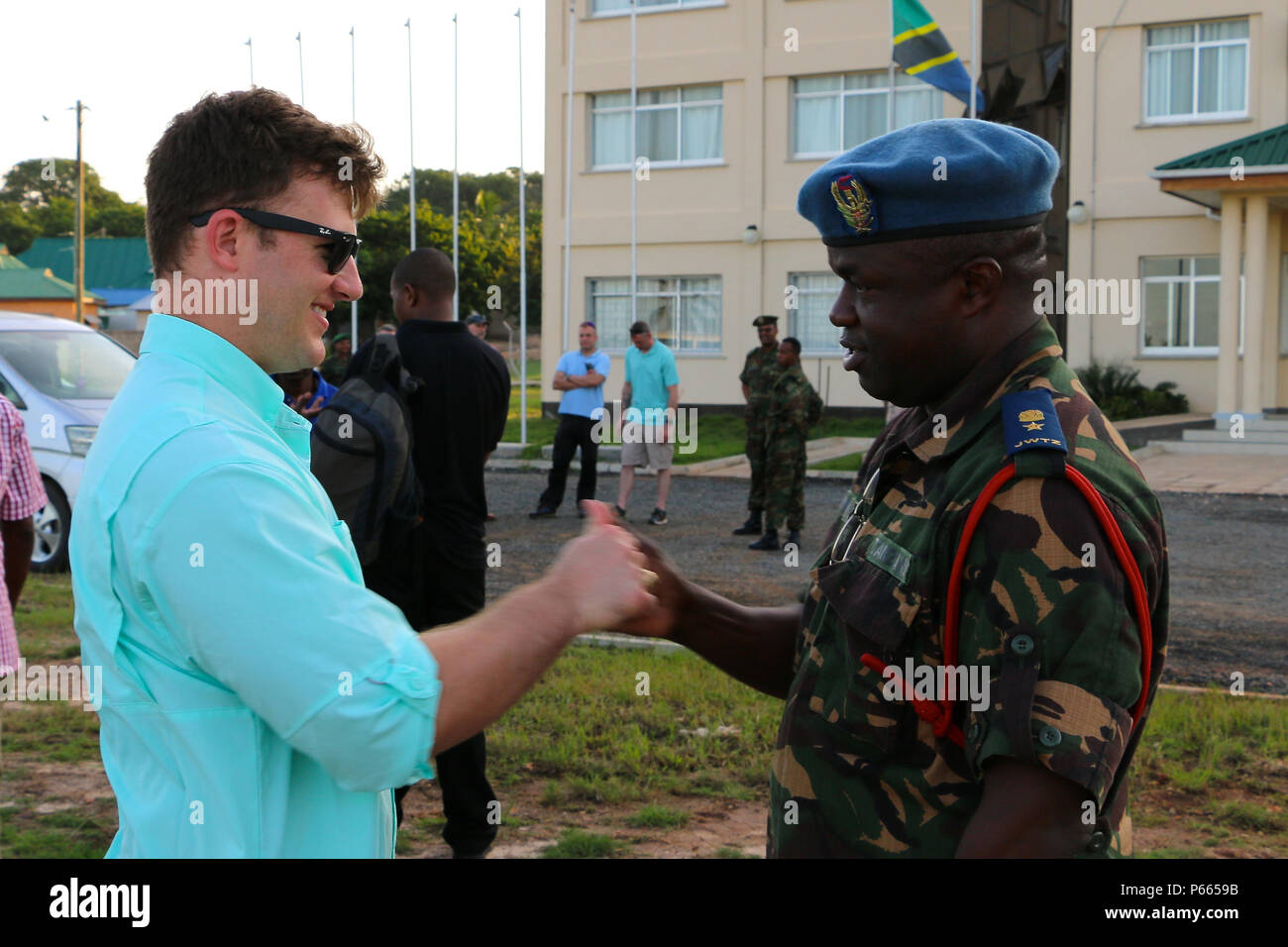 Défense du peuple tanzanien, le Lieutenant-colonel Hozza enseigne une poignée de Tanzaniens populaires au Capt Bryan Neal, planificateur des opérations pour le 1er Bataillon, 9e Régiment d'artillerie, 2e Brigade Combat Team, 3e Division d'infanterie, au cours de l'exercice 2016 de l'Accord de l'événement de planification finale visite du site de Centre de formation au maintien de la Tanzanie à Dar es Salaam, Tanzanie, le 3 mai 2016. Des soldats 1-9 SEA sont l'EE 16 cet été dans le cadre du plan d'alloués pour la force de l'Afrique de l'armée américaine et des États-Unis d'Afrique. (U.S. Photo de l'armée par le capitaine Jarrod Morris, 2IBCT, 3ID Affaires publiques) Banque D'Images