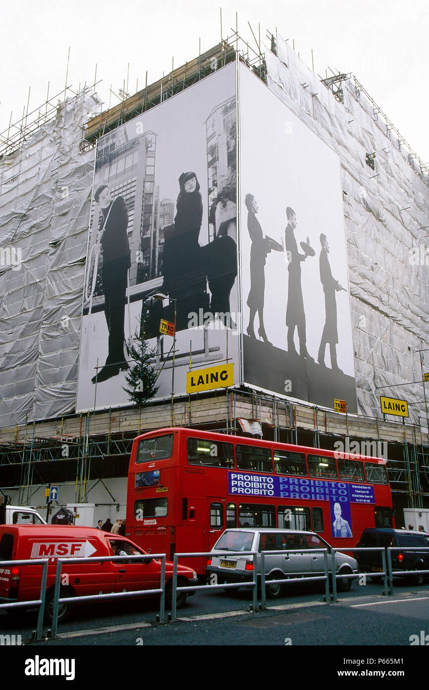 Panneau publicitaire Publicité couvrant un bâtiment en cours de rénovation dans le centre de Londres. Banque D'Images