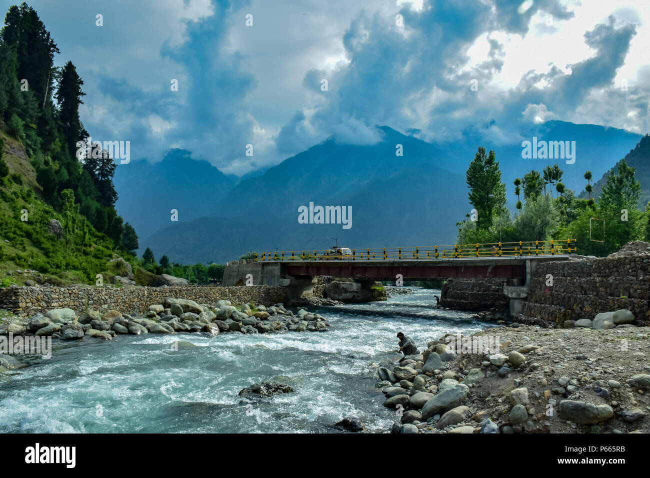 Avis de Pahalgam avec la rivière lidder coulant au milieu sur une journée ensoleillée. Pahalgam est une station de colline dans le quartier Ananthnag de Jammu-et-Cachemire quelques 98 Kms de Srinagar, capitale d'été du Cachemire indien. Pahalgam est situé sur la rive de la rivière Lidder à une altitude de 7200 pieds. Pahalgam est associé à un rapport annuel Amarnath Yatra qui a lieu chaque année en Juillet - Août. Banque D'Images