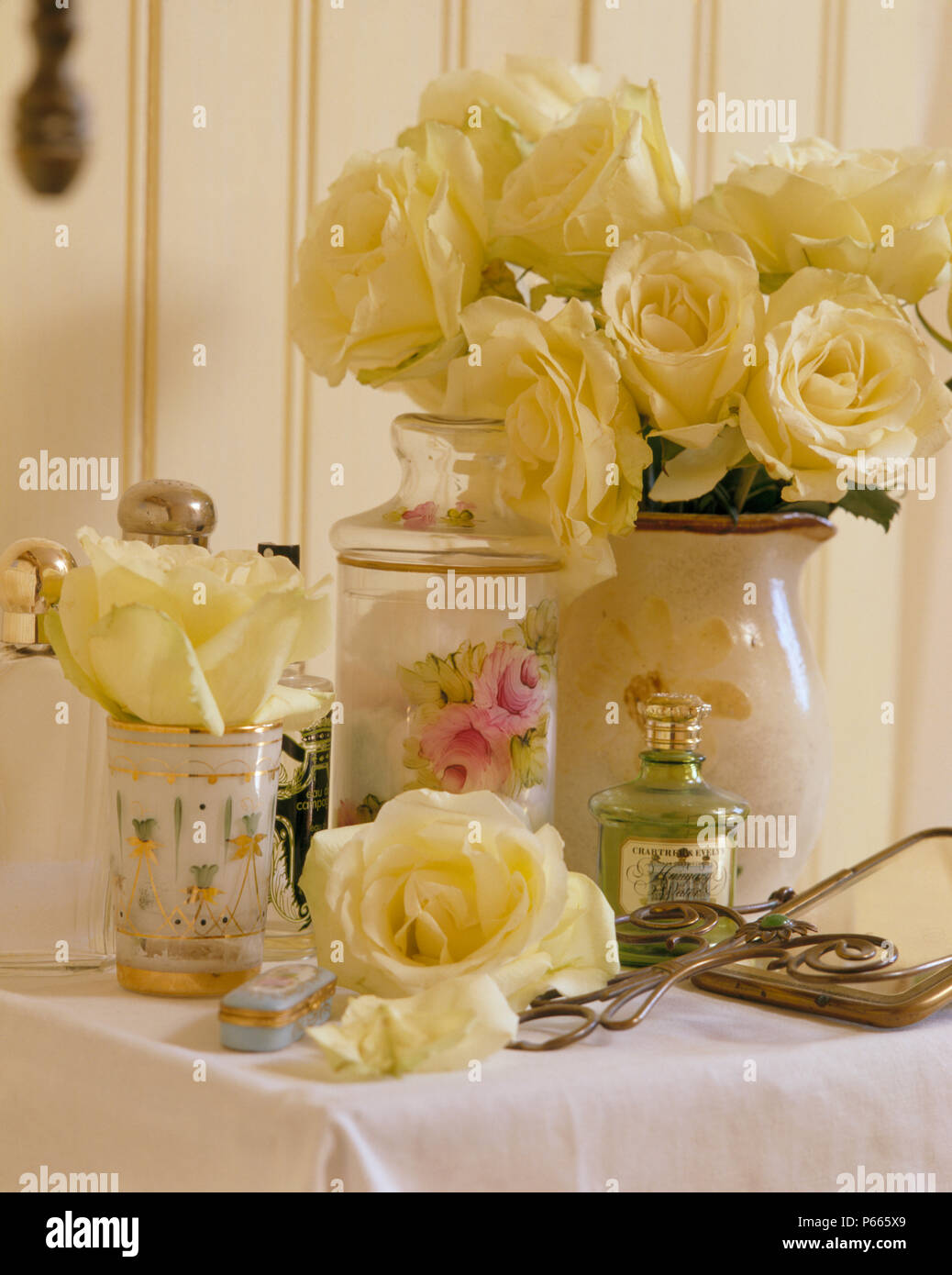 Still-Life de vase de roses crème à la rose pot à motifs et flacon de parfum vintage Banque D'Images