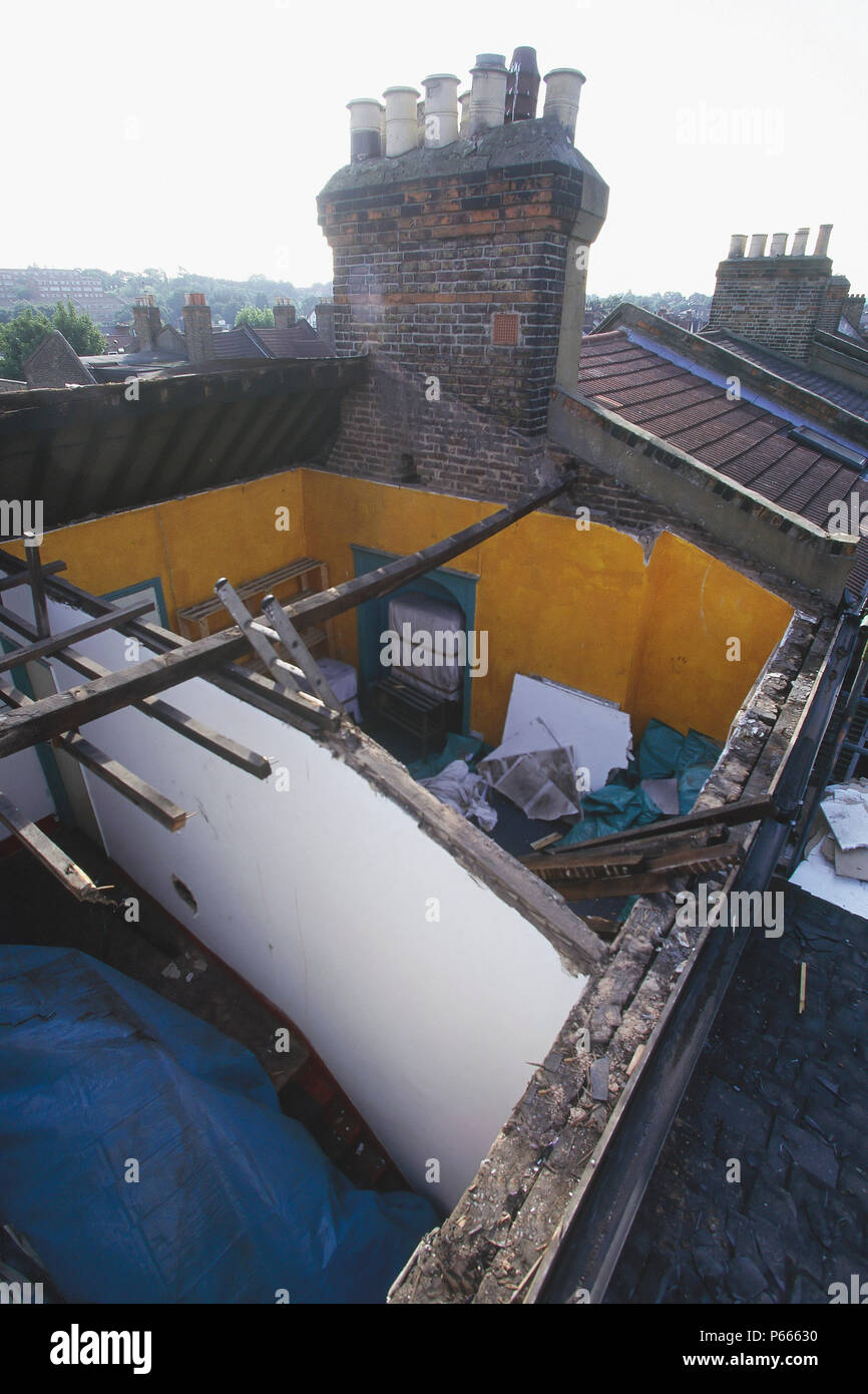 Poutres cassées, endommagées sur le toit d'une maison victorienne, Londres. Banque D'Images