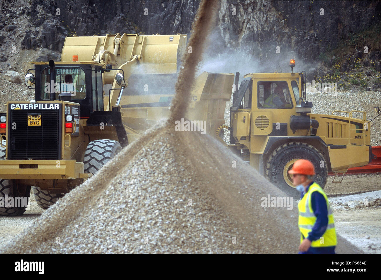 Chargeur sur roues caterpillar 966F et articulé camion dumper sur place. Banque D'Images