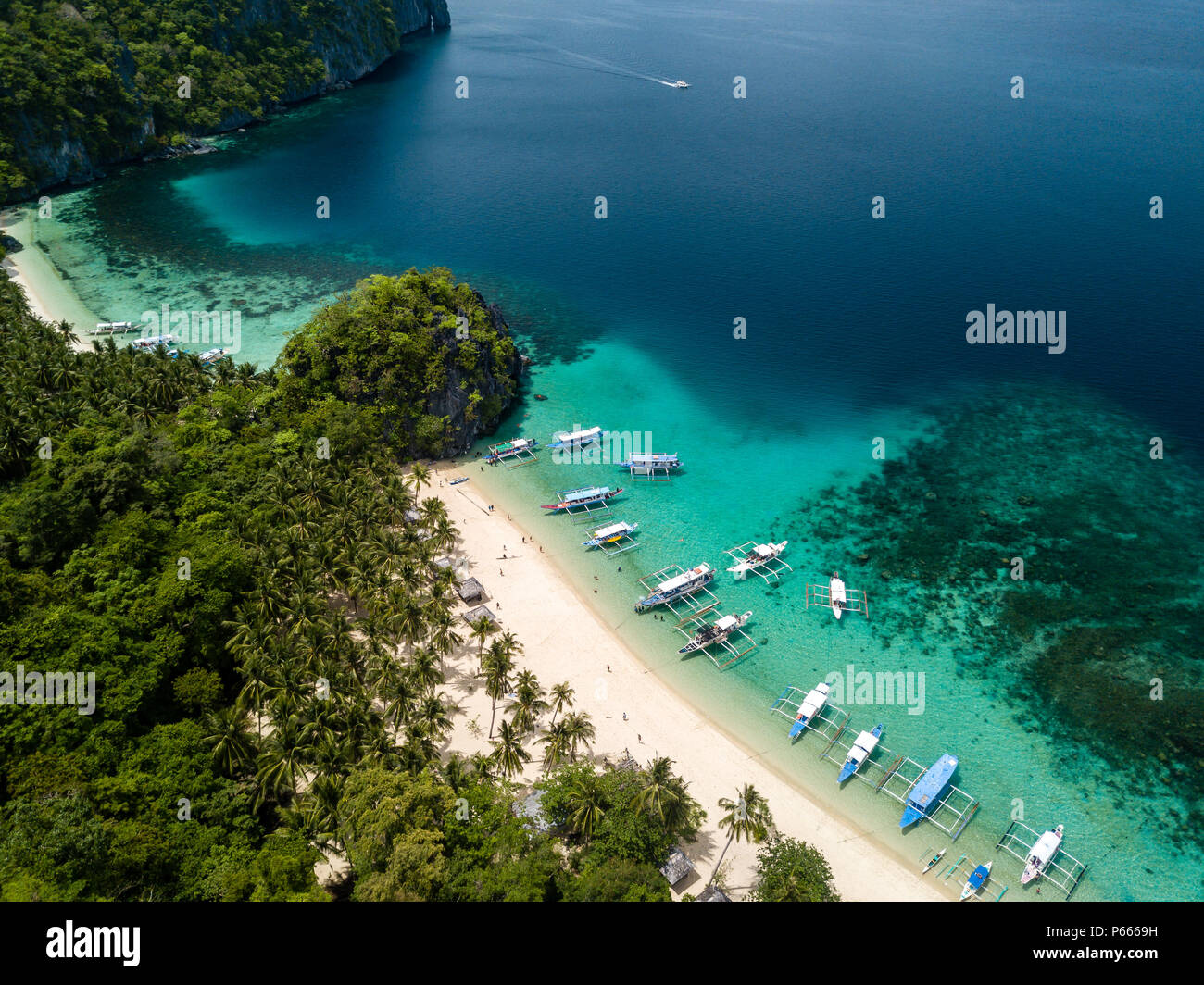 Drone aérien vue de la SCENIC 7 Commando et plages de papaye à El Nido, Palawan Banque D'Images