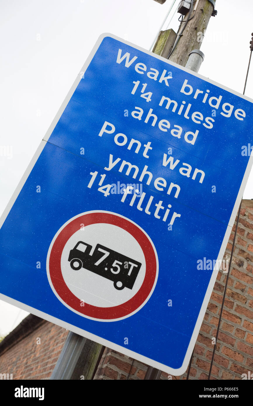 Welsh road sign, faible pont 1 et un quart d'avance Banque D'Images