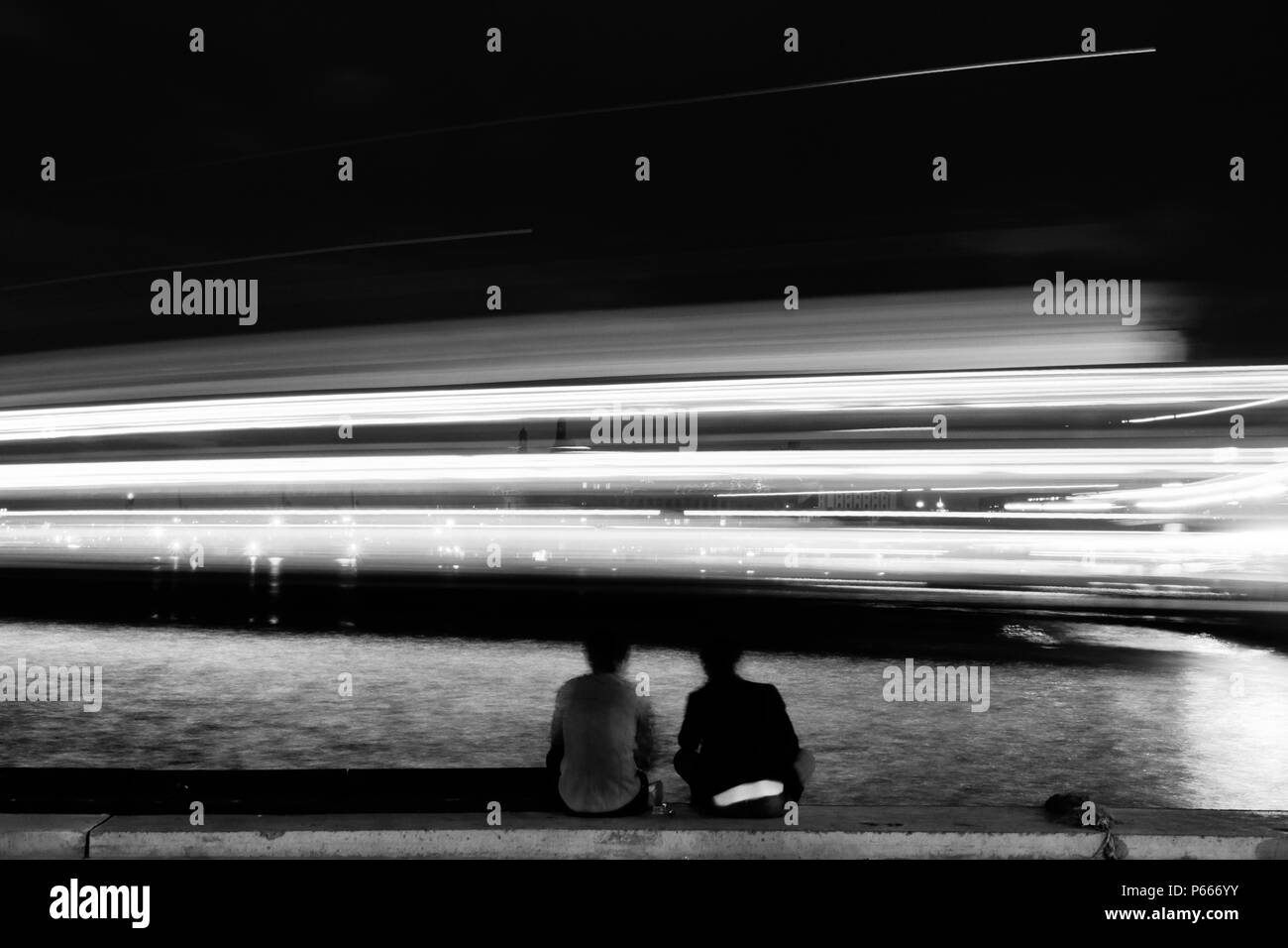 Les feux d'un navire dans la nuit avec des gens Banque D'Images