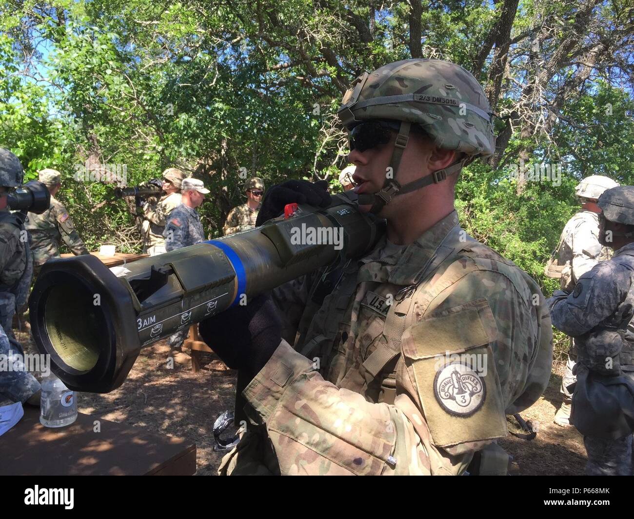 À Fort Hood, au Texas, un infanterie avec Fox Troop, 2nd Squadron, 3rd Cavalry Regiment pratique les procédures de ratés AT-4 appropriées pendant la formation Expert Infantryman badge. Les soldats de plusieurs unités, dont Fort Carson et Fort Polk, ont formé et testé les compétences de base de l'infanterie telles que la manipulation des armes, la navigation et les procédures tactiques. Le programme met l'accent sur la compétence, la sécurité, la préparation opérationnelle, la discipline et le travail d'équipe tout en préparant les soldats à l'évaluation de la BEI dans les opérations d'infanterie blindée et mécanisée. Banque D'Images