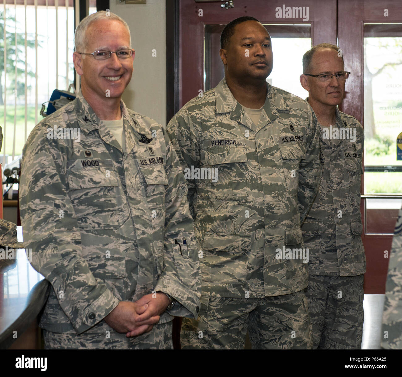 Le Colonel Joël Jackson, Commandant, 60e Escadre, la mobilité de l'Air et Chef Master Sgt. Alan Boling, chef commande, 60e des matrices, arrêté par le 60e Escadron de soins dentaires, de présenter l'Aviateur Senior Leslie Wilson, technicienne dentaire, avec la 60 AMW Guerrier de la semaine, à TRAVIS AFB, le 5 avril 2016. Airman Senior Mielissa Mercado, un assistant de prosthodontie, avec la commande du chef de pièce par CMSgt. Boling. La médaille est accordée aux bénéficiaires qui jouent un rôle majeur dans l'être une influence positive avec l'aviateur qu'ils servent avec. (U.S. Air Force Photo de Heide canapé/libéré) Banque D'Images