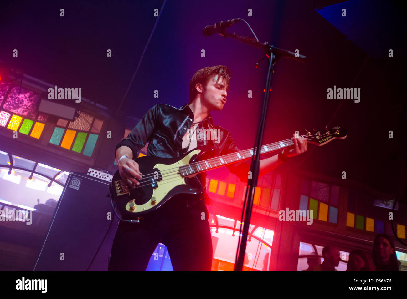 La Norvège, Bergen - 12 juin, 2018. Le groupe de rock anglais le framework Struts effectue un concert live au cours de la fête de la musique 2015 Bergenfest norvégien de Bergen. Ici musicien Jed Elliot à la basse est vu sur scène. (Photo crédit : Gonzales Photo - Jarle H. MEO). Banque D'Images