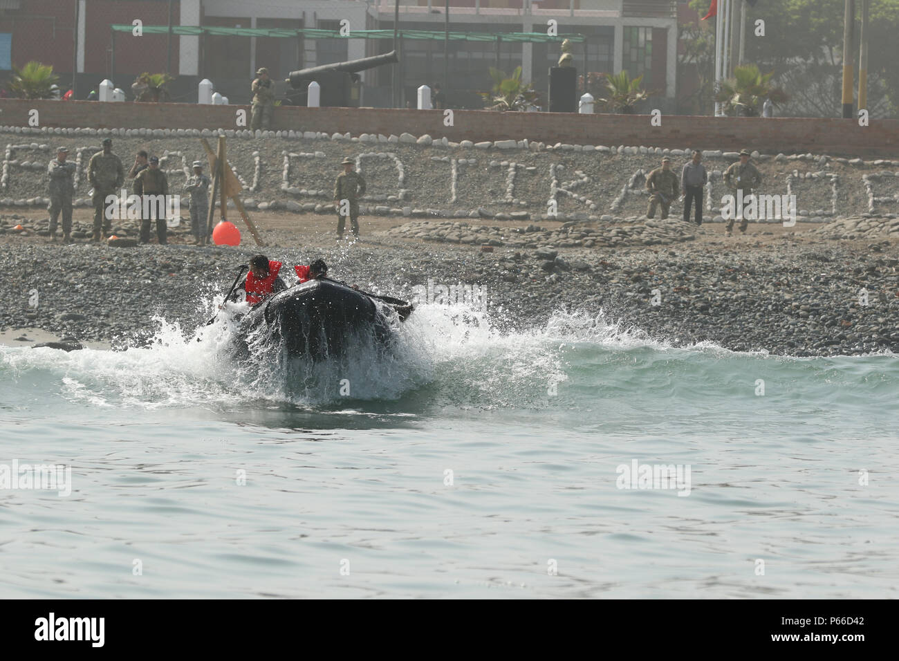 Fuerzas Comando 2016 concurrents bataille le surf au cours de l'événement de l'eau programmée le 7 mai à Ancon, le Pérou. (U.S. Photo de l'armée par le Cpl. Joanna Bradshaw/libérés) Banque D'Images