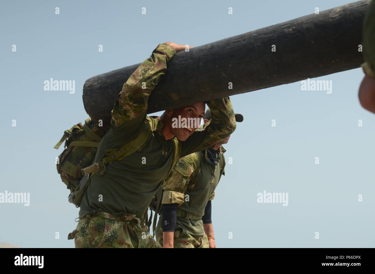 Les membres de l'équipe du Paraguay s'acquitter un journal 6 mai dans le cadre de Fuerzas Comando 2016 à Ancon, le Pérou. (U.S. Photo de l'armée par le Sgt. Eric Roberts/libérés) Banque D'Images