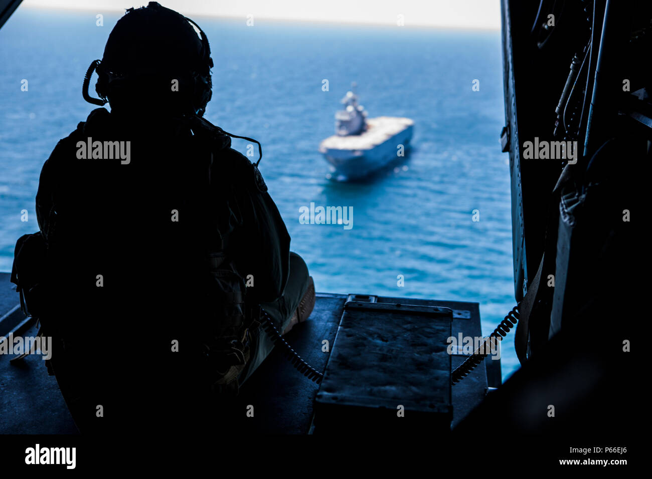 Le sergent du Corps des Marines des États-Unis. Brett D. Hankins, chef d'équipe avec l'escadron 263 à rotors basculants Support Marine, Marine à des fins spéciales Les Force-Crisis Response-Africa Tâche, observe à l'arrière d'un MV-22B Balbuzard comme il prend de l'envol de l'assaut amphibie français BPC Dixmude, Golfe de Cadix, en Espagne, en mai. 2, 2016. SPMAGTF-CR-AF au débarquement des Marines à bord du BPC Dixmude à renforcer encore la coopération bilatérale et l'interopérabilité entre les deux armées. (U.S. Marine Corps photo par le Sgt. Kassie L. McDole/libérés) Banque D'Images