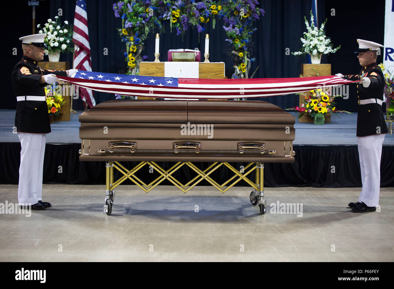 Marines avec 4e Bataillon de l'application de la Loi, siège de la Force de Réserve des Forces maritimes, Groupe, commencer à plier le drapeau que le cercueil drapé de Conrad Burns, ancien sénateur des Etats-Unis, pendant le service commémoratif à l'MetraPark Rimrock Auto Arena, le 6 mai 2016, à Billings, au Montana. Burns a servi dans le Corps des Marines à partir de 1955-1957 et a également été sénateur des Etats-Unis à partir de 1989-2007. Forces maritimes Réserver effectué 91  % (18 095) de tous les honneurs funèbres rendus par le Corps des marines dans l'année civile 2015 et continue de fournir des données opportunes et de soutien professionnel pour les anciens combattants et les communautés locales. (U.S. Marine Banque D'Images