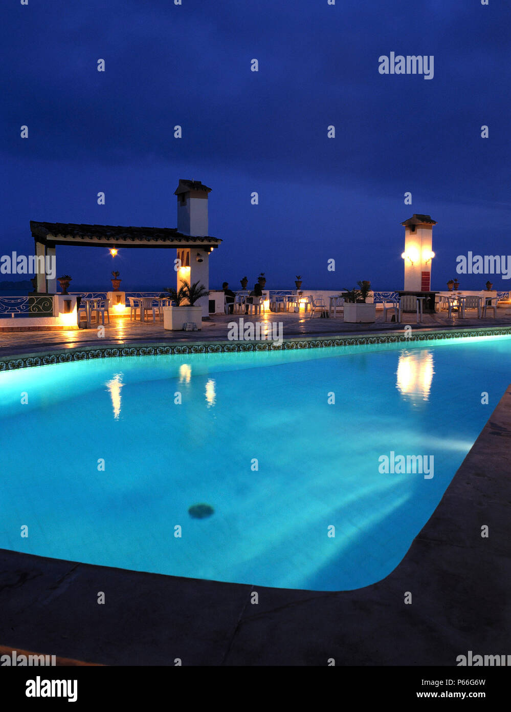 Piscine de la terrasse restaurant La Gritta à soir - Vacances Resort Cala Fornells - village de Paguera - île de Majorque - Iles Baléares Banque D'Images