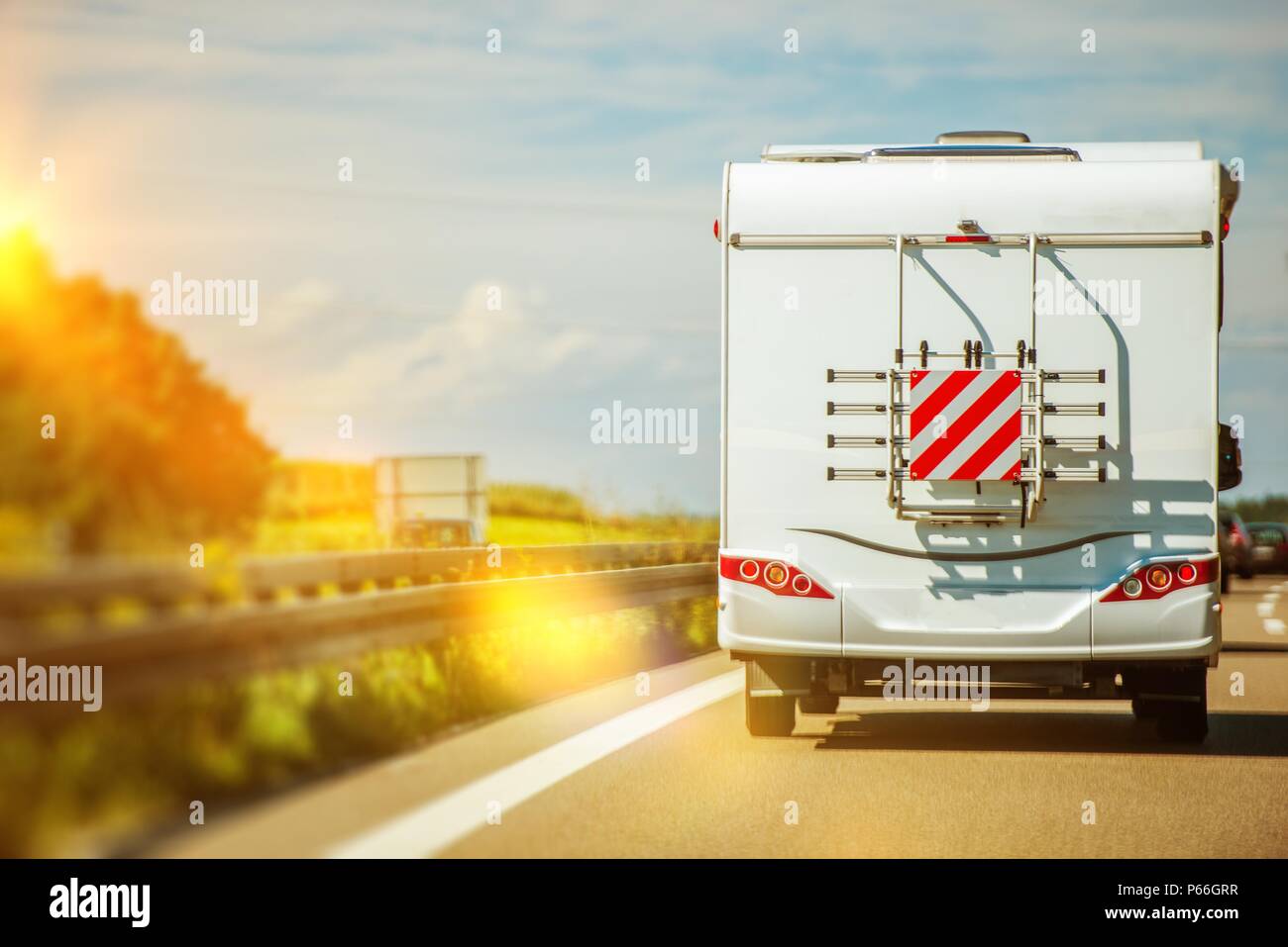 Le camping-car voyage sur la route des vacances. RV moderne véhicule récréatif Classe C sur l'autoroute. Banque D'Images