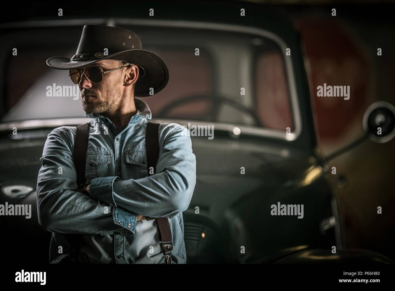 Le cow-boy et son trajet. Les hommes de race blanche d'usure de l'Ouest en face de sa camionnette. Thème de campagne américaine. Banque D'Images