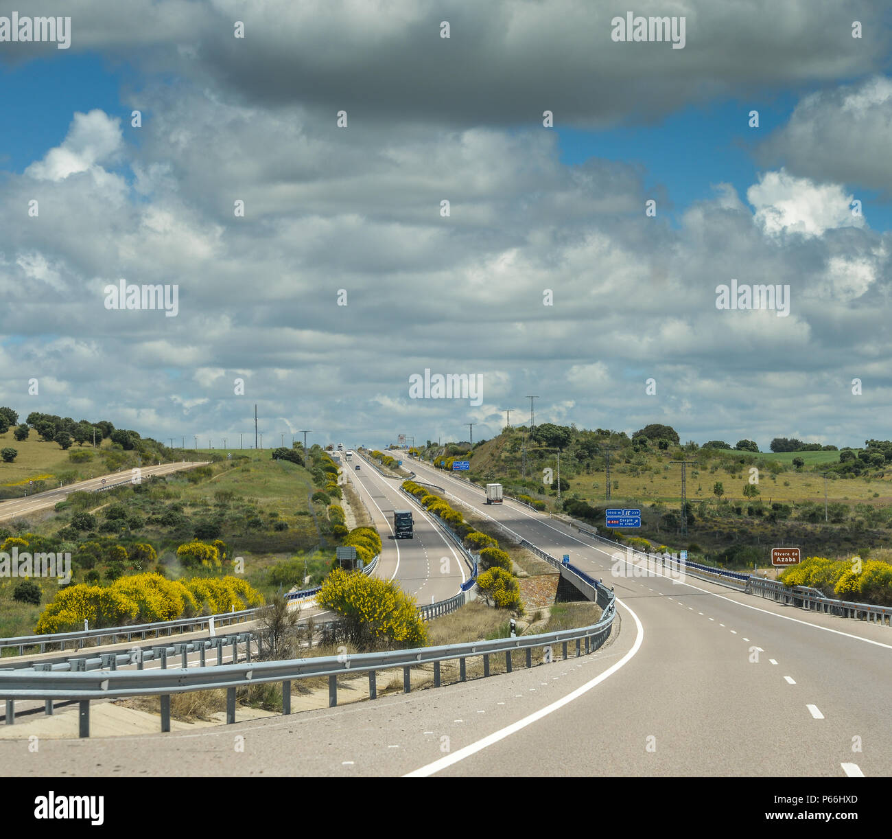 Presque vide route autoroute en milieu rural paysage de montagne en Espagne Banque D'Images