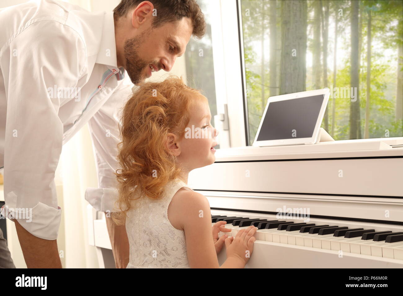 Un Père fille donnant des leçons de piano Banque D'Images