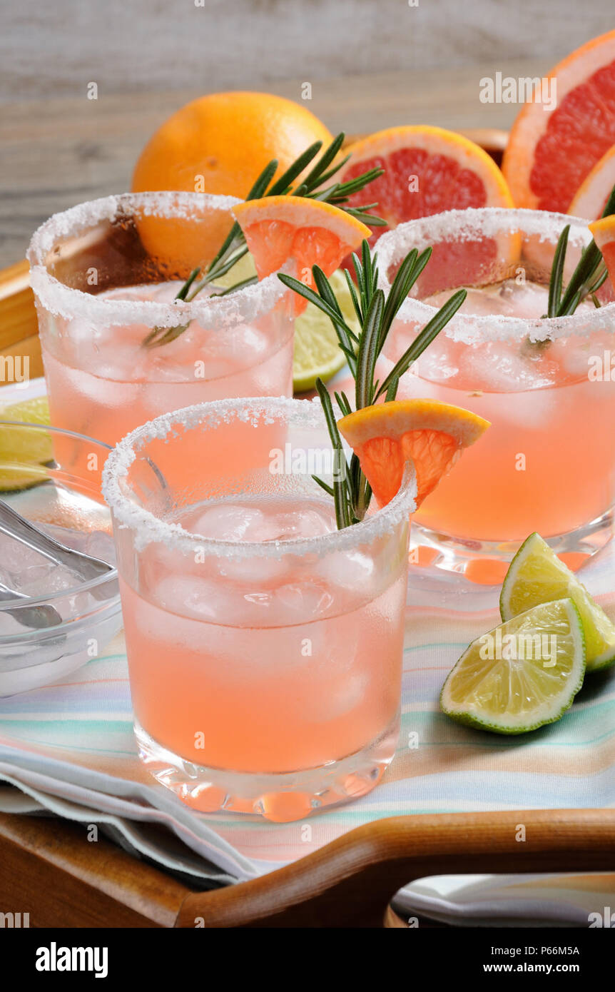 Ce magnifique cocktail de rose fraîche Palomas. Une boisson festive est ...