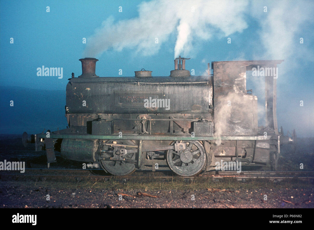 Blaenavon Ex Société Fer Andrew Barclay 0-4-0ER Toto de 1919 laisse le dépôt à l'aube du mardi 23 janvier 1973 Banque D'Images