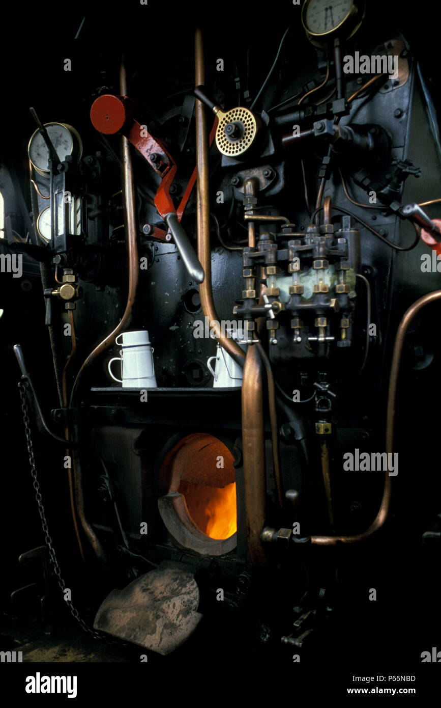 Locomotive à vapeur de Footplate avec régulateur de vapeur, feu et des jauges. C1997 Banque D'Images