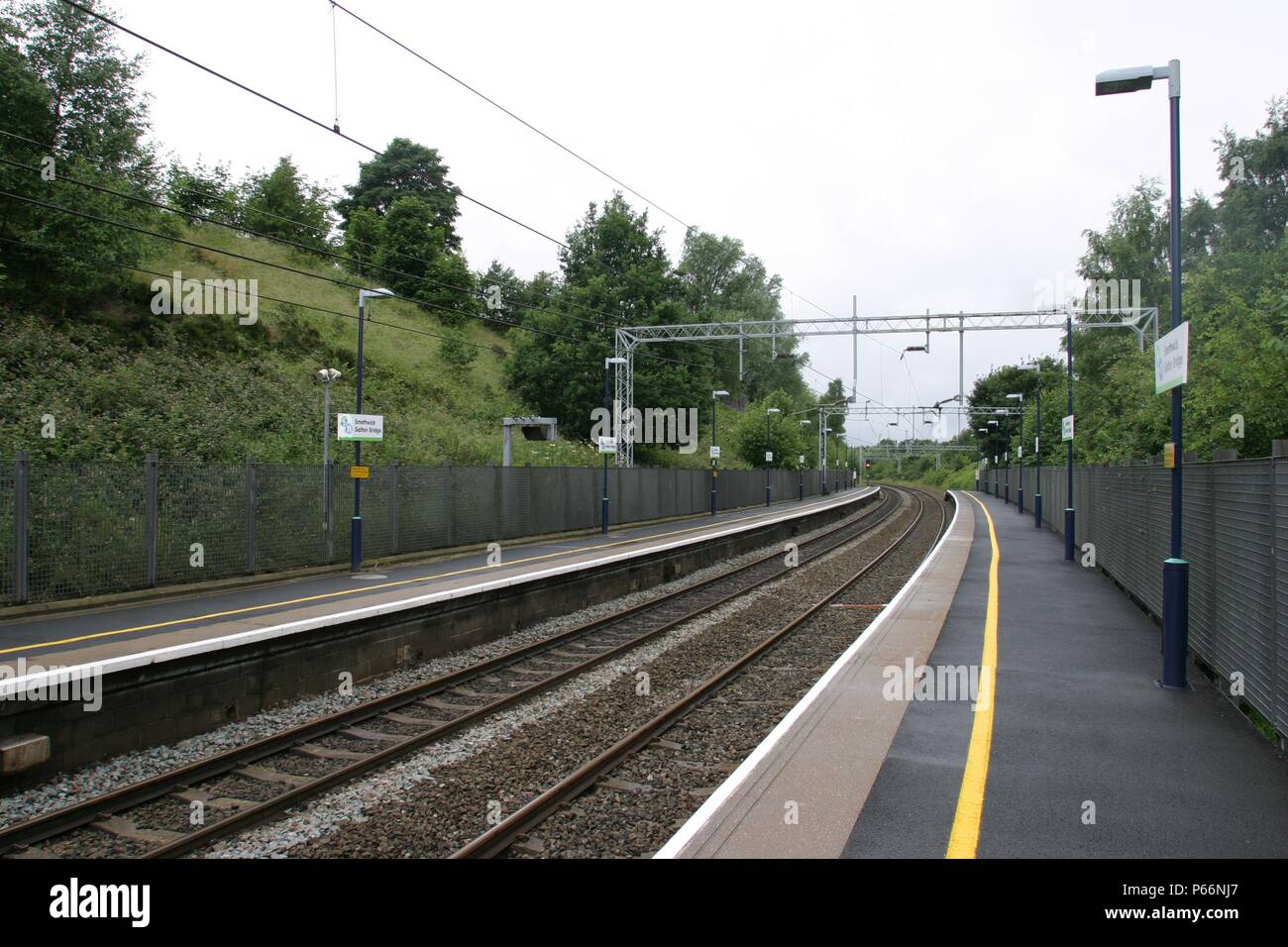 Vue de la plate-forme générale à Smethwick Galton Bridge station, West Midlands, montrant l'éclairage et la signalisation de la plate-forme. 2007 Banque D'Images