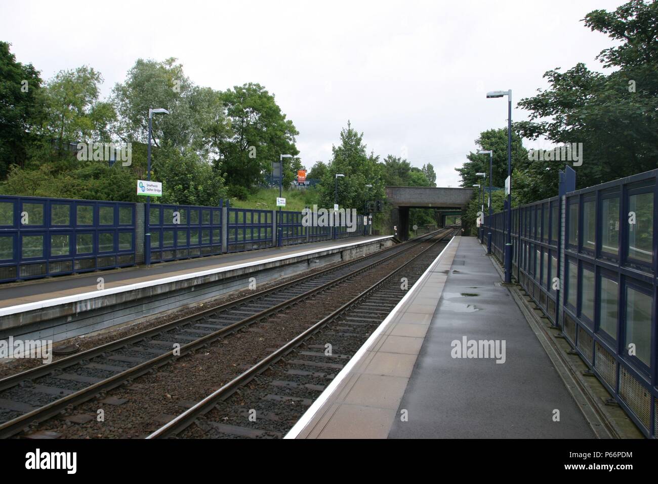 Vue générale de la plate-forme et les plates-formes d'éclairage à Smethwick Galton Bridge station, West Midlands. 2007 Banque D'Images